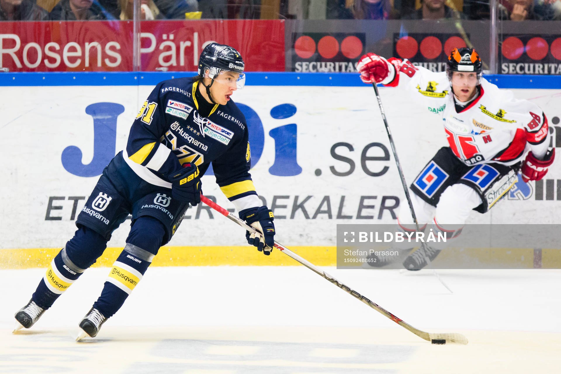 s Filip Ahl före Örebros Jakub Petruzalek