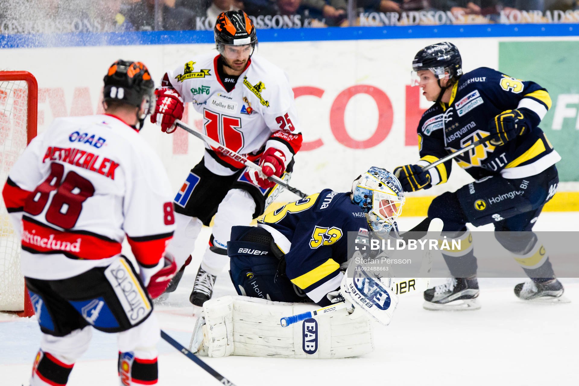 s målvakt Fredrik Pettersson-Wentzel räddar