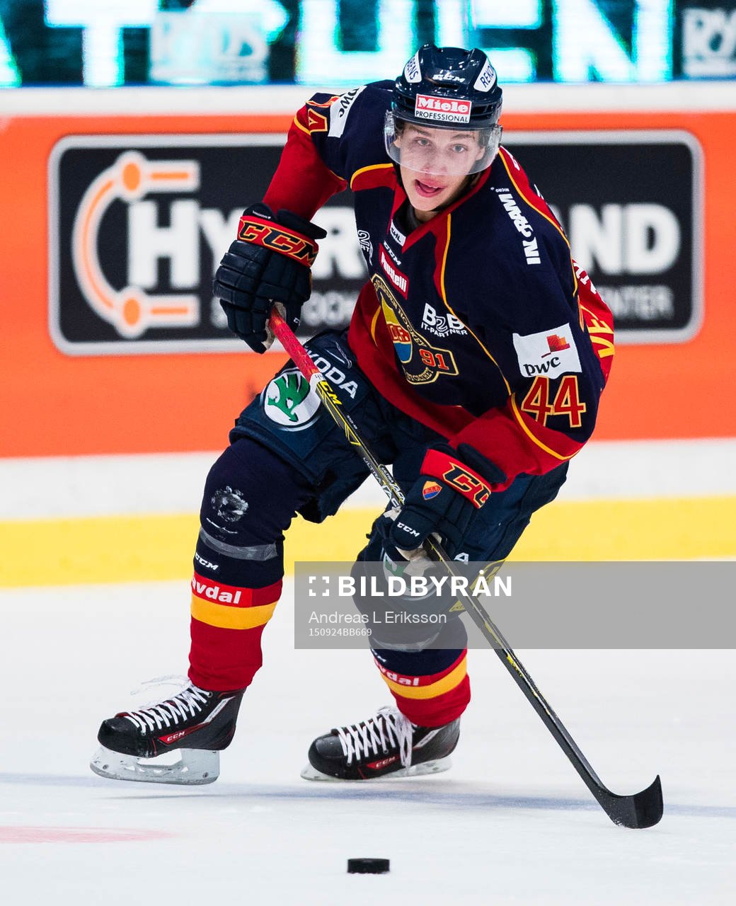 Djurgårdens Lukas Vejdemo med pucken