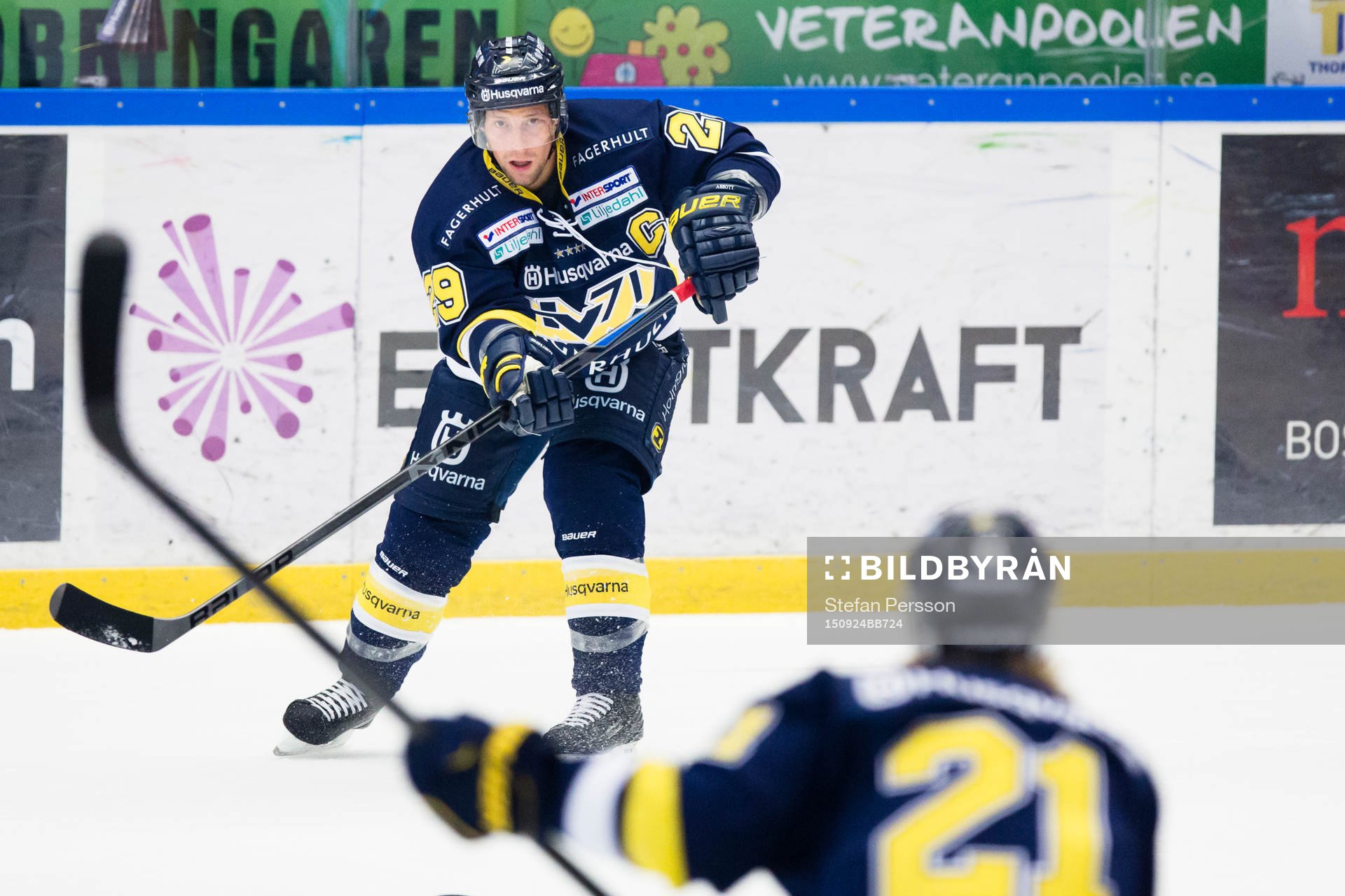 s Chris Abbott passar till HV71:s Mattias Tedenby