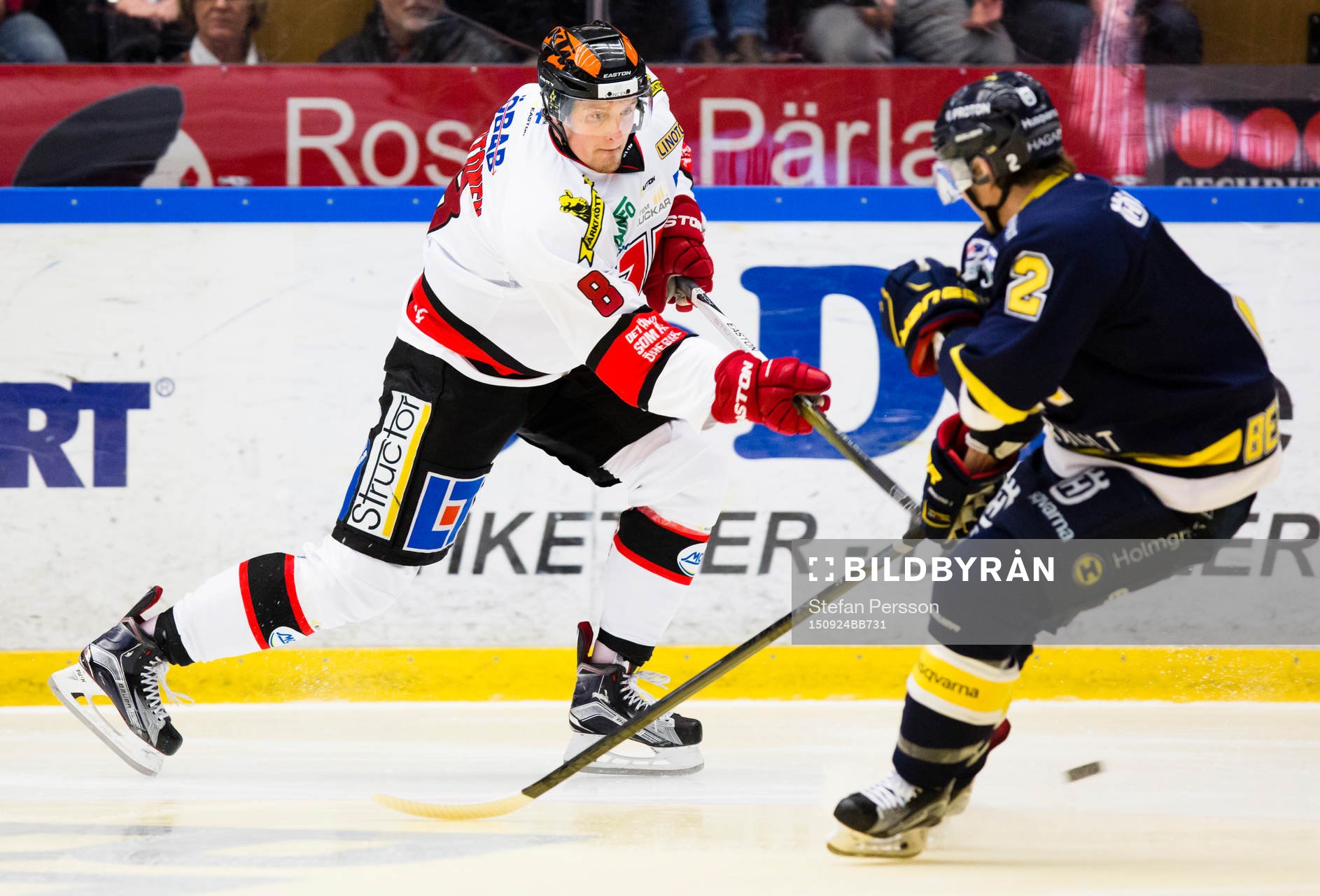 Örebros Mikko Lehtonen skjuter