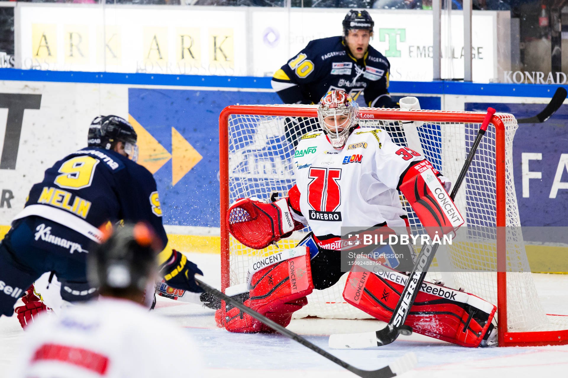 s Björn Melin och HV71:s Martin Thörnberg mot Örebros