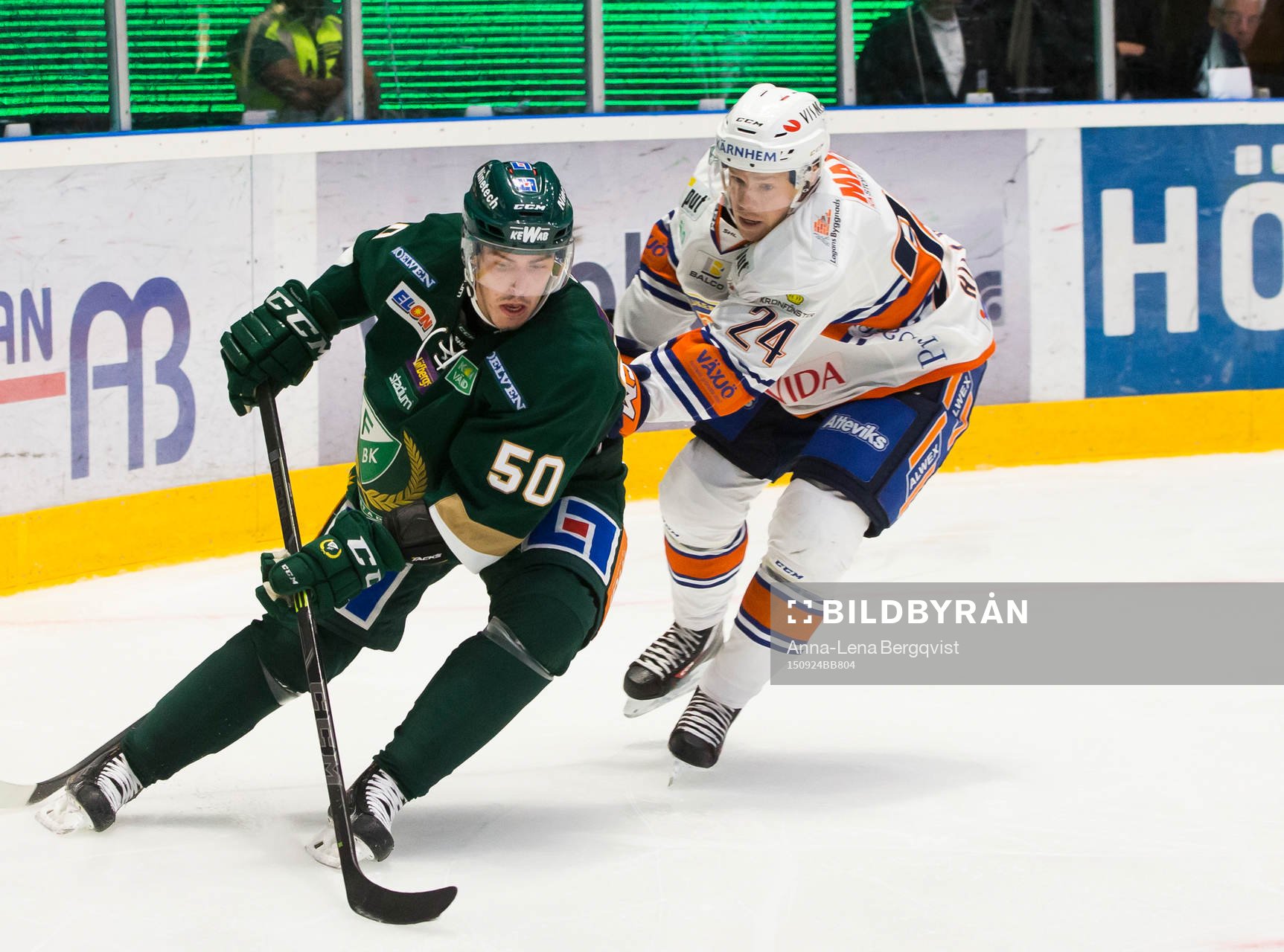 Växjös Joakim Hillding jagar Färjestads Sebastian Erixon