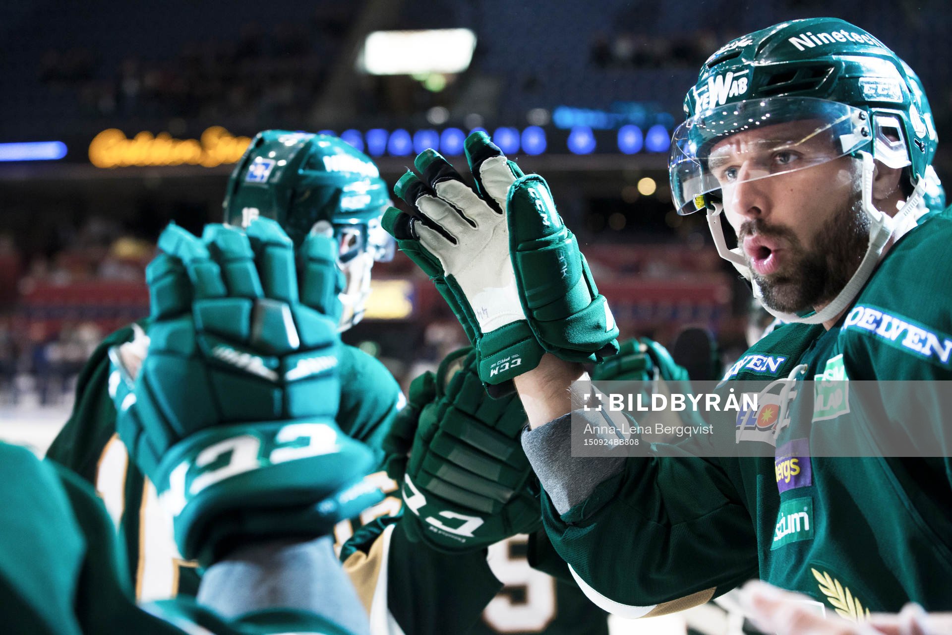 Färjestads Milan Gulas  firar mål