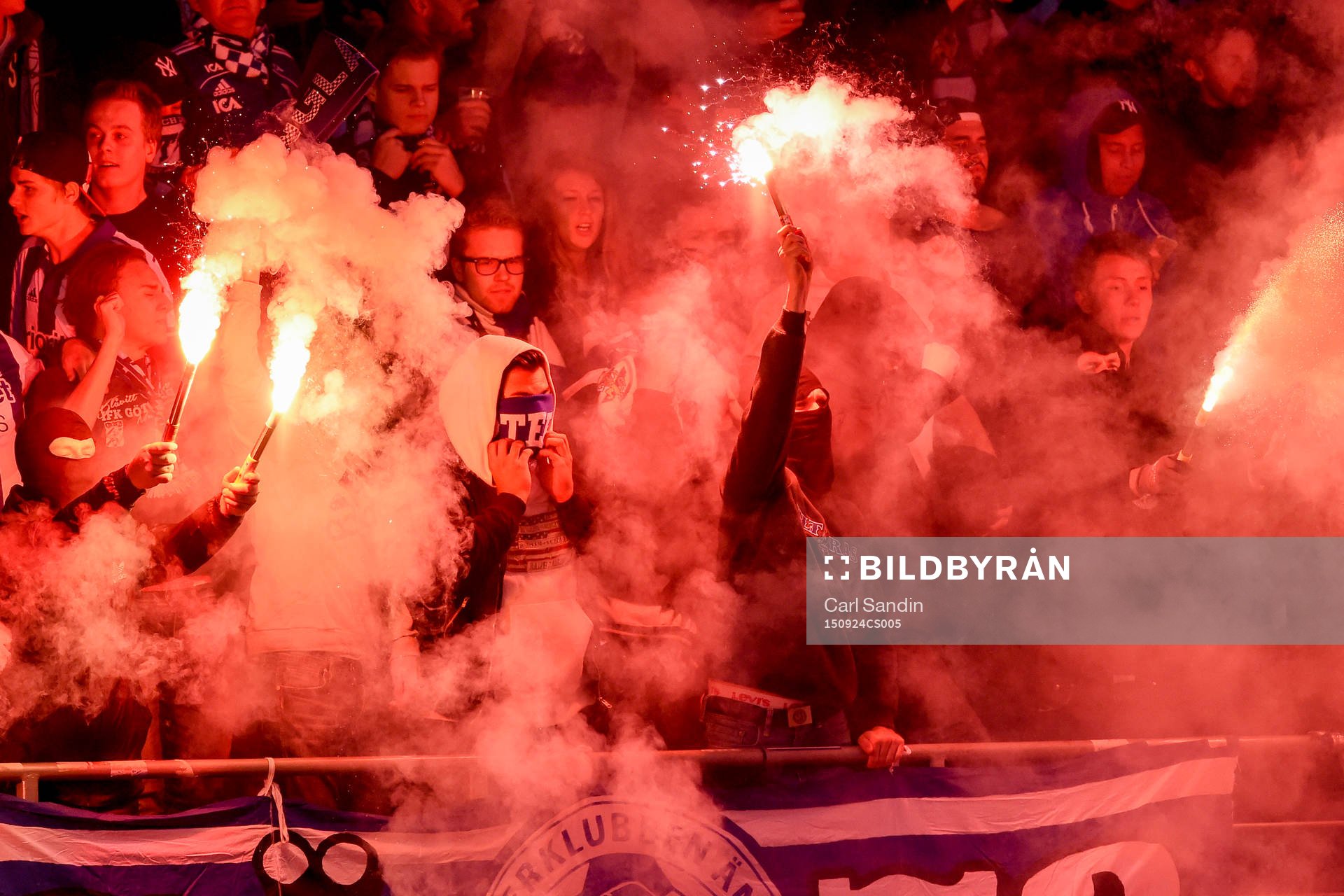 IFK Göteborgs supportrar med bengaler