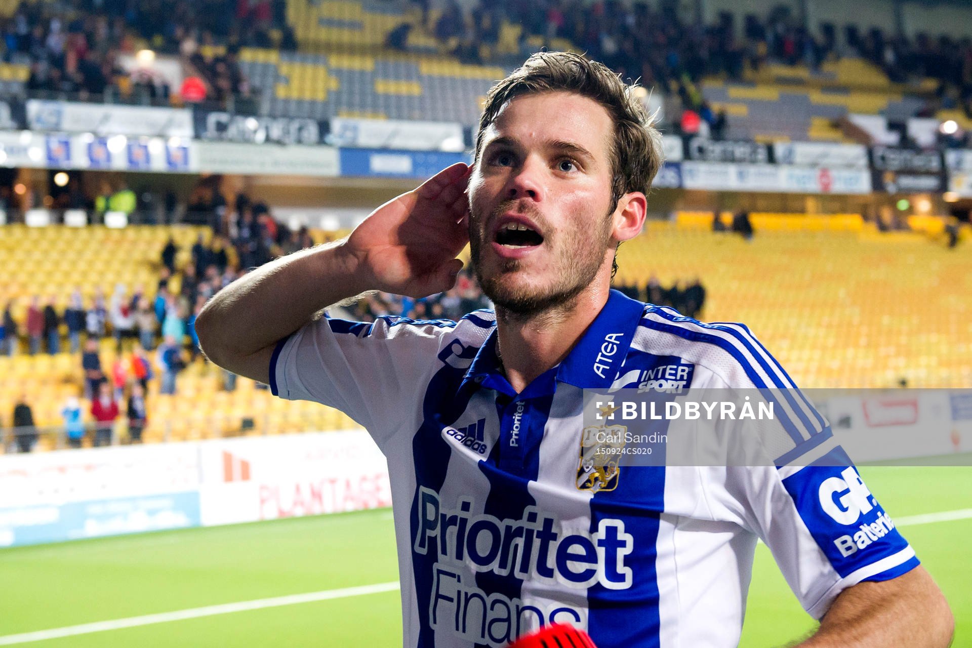 IFK Göteborgs Emil Salomonsson jublar med publiken