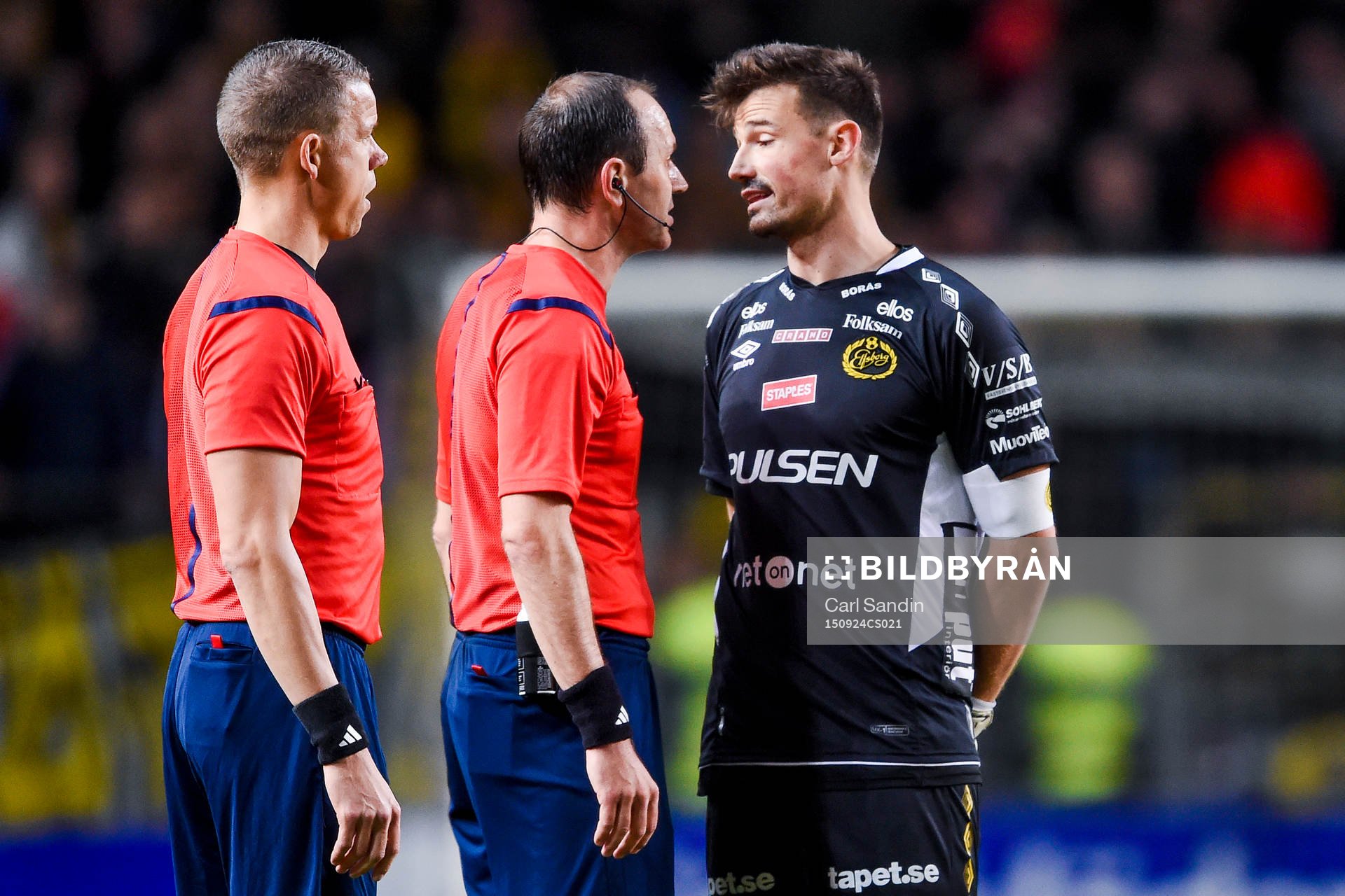 Elfsborgs målvakt Kevin Stuhr Ellegaard i samtal med