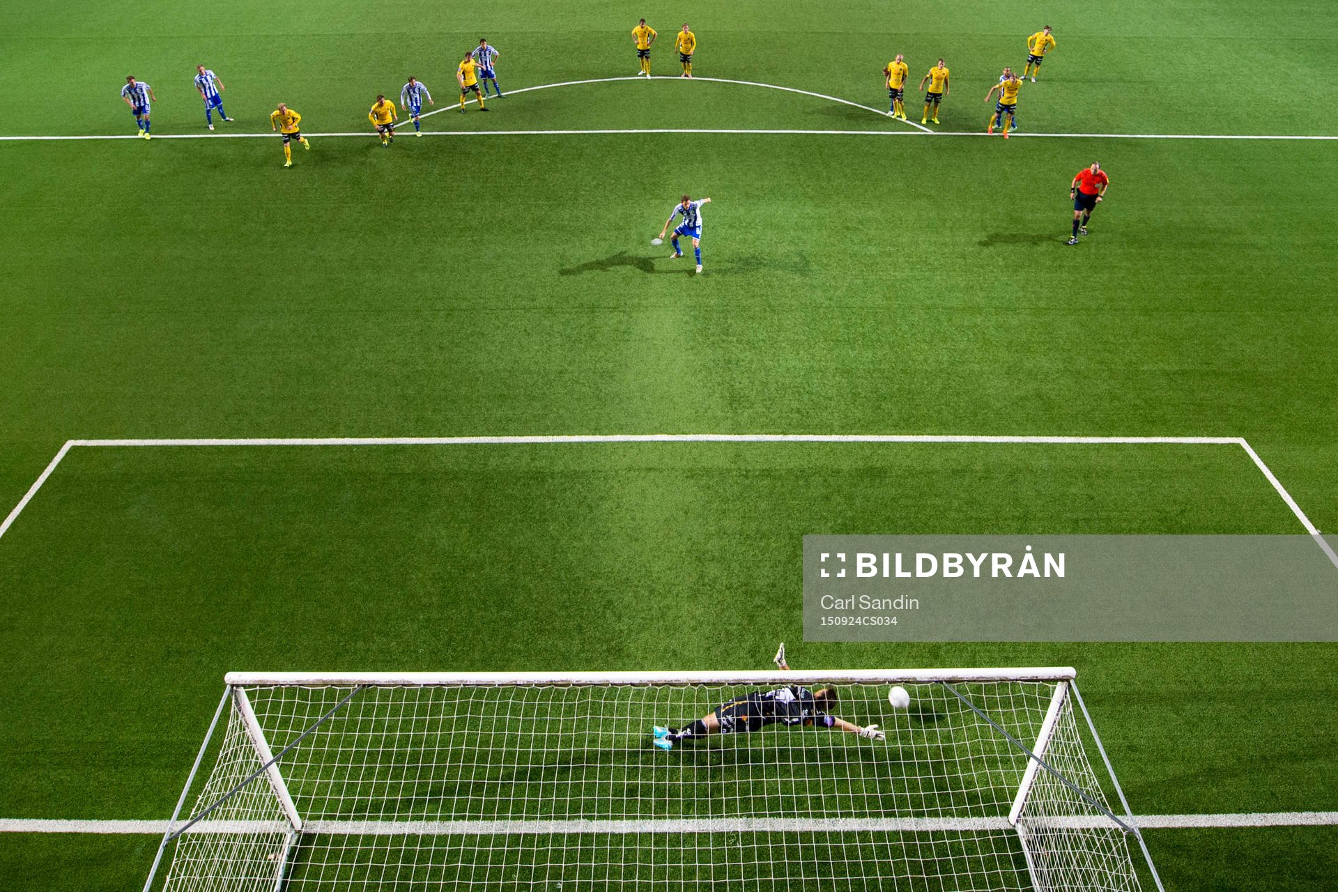 IFK Göteborgs Emil Salomonsson gör 1-1 på straff