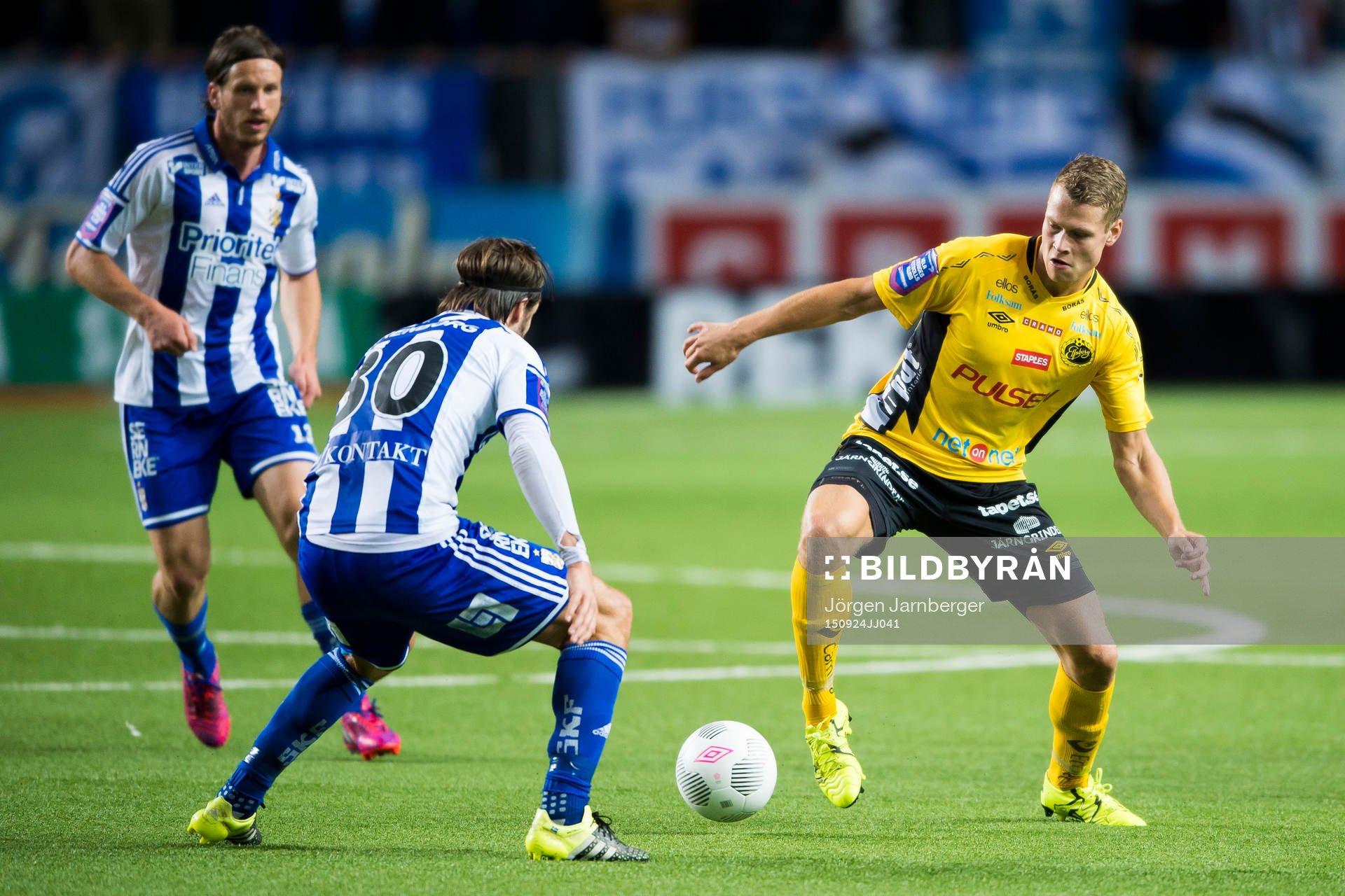Elfsborgs Viktor Claesson omringad av IFK Göteborgs spelare