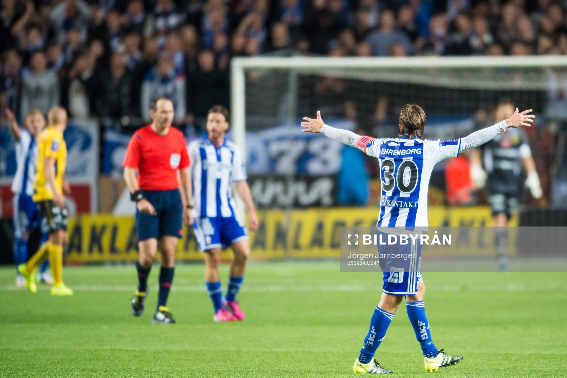 IFK Göteborgs Mattias Bjärsmyr (rygg mot kameran) slår