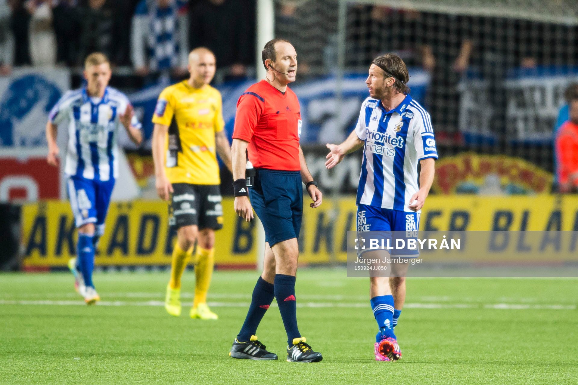 IFK Göteborgs Gustav Svensson diskuterar med domare Jonas