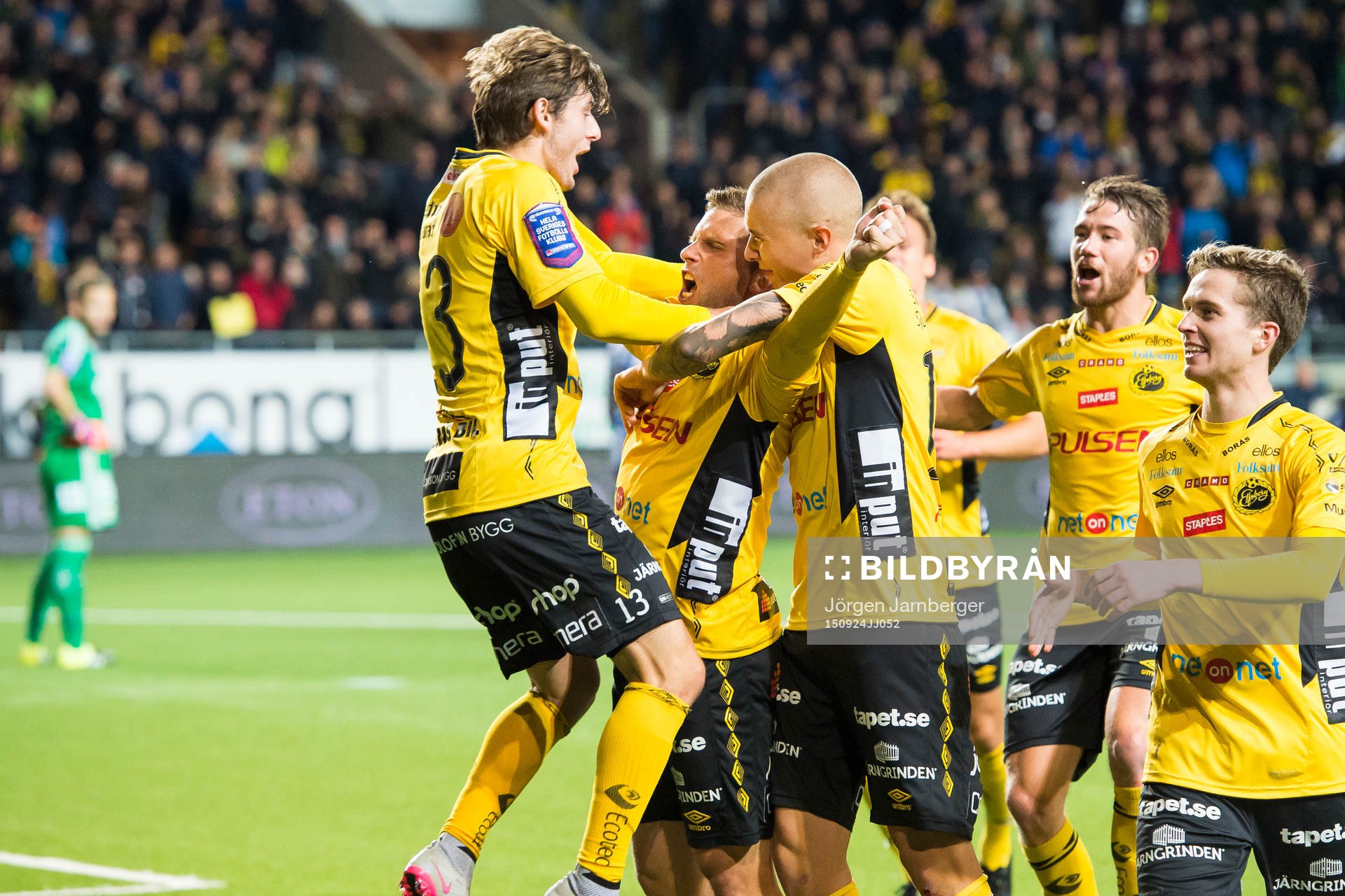 Elfsborgs Anders Svensson har gjort 1-0 och kramas om av