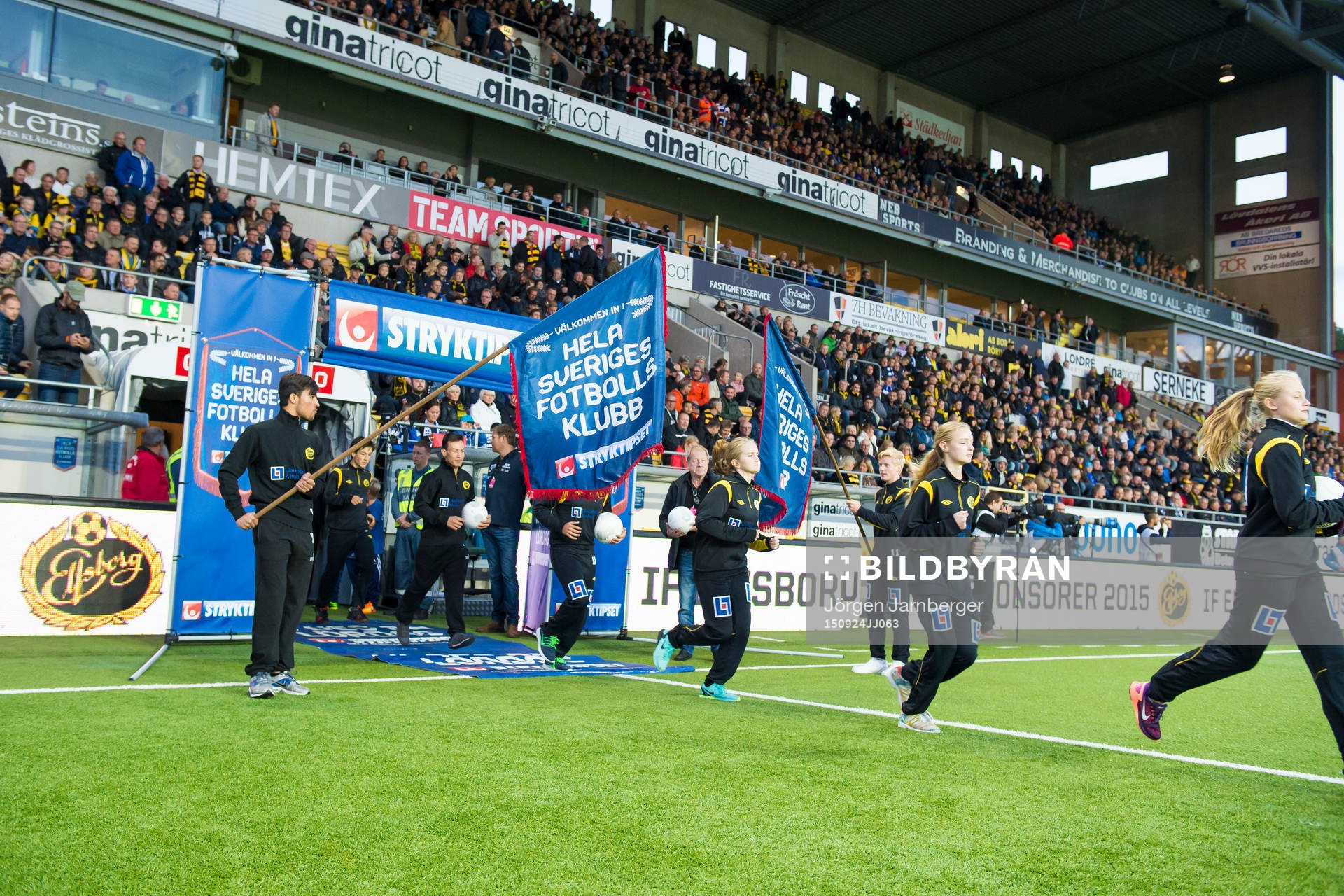 Bollflickor och bollpojkar springer in på Borås arena