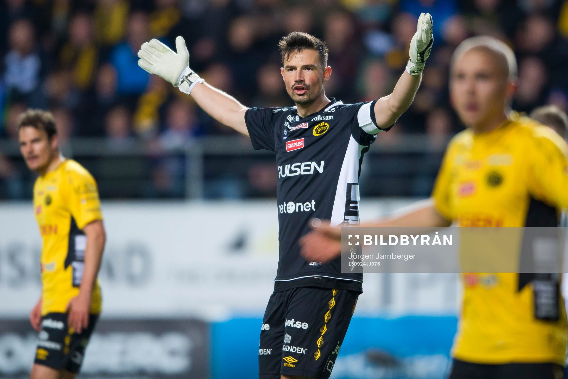 Elfsborgs målvakt Kevin Stuhr Ellegaard slår ut med
