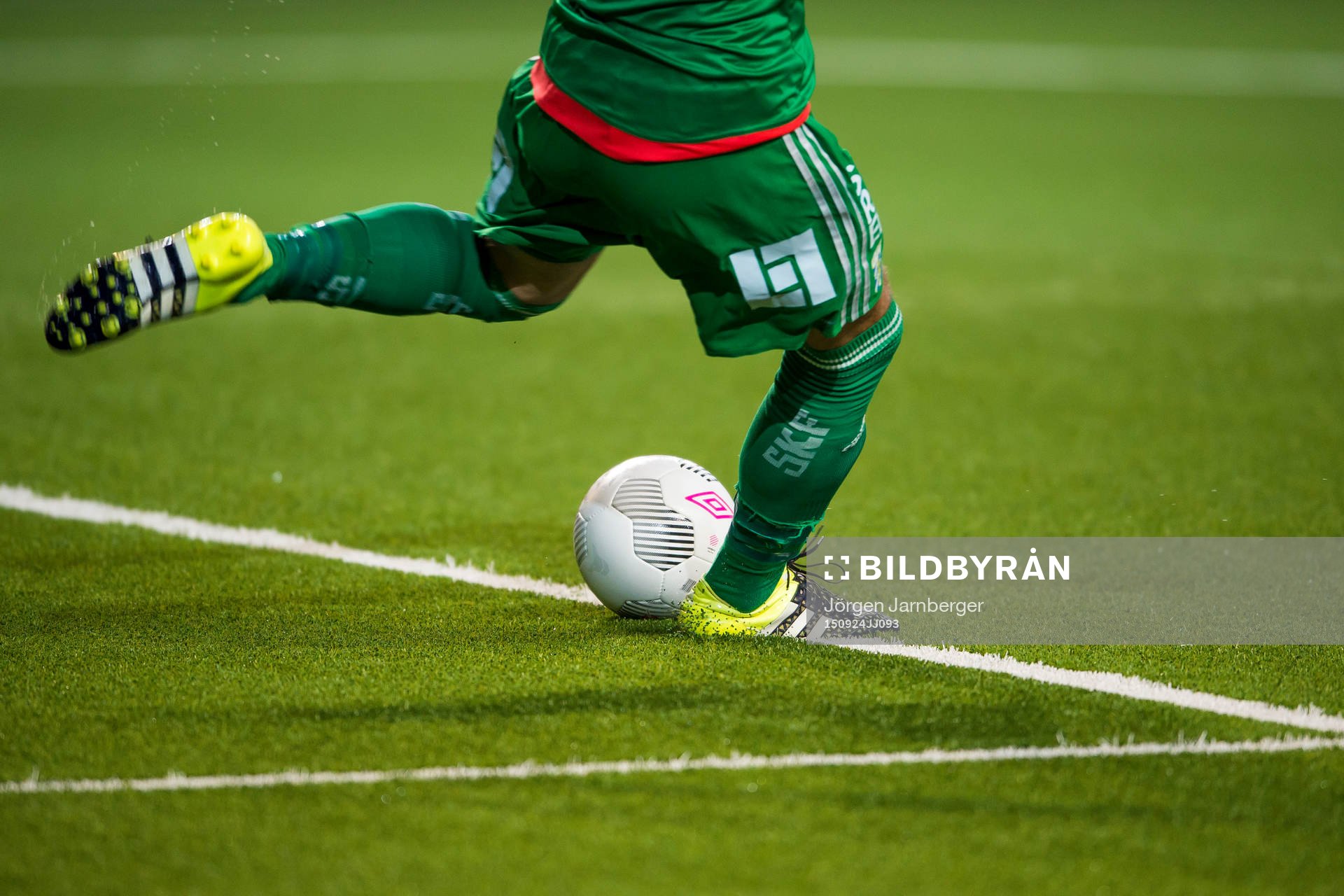 IFK Göteborgs målvakt skjuter ut bollen