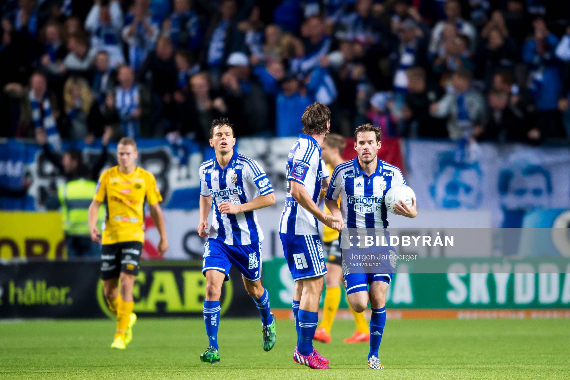 IFK Göteborgs Emil Salomonsson (med boll) har kvitterat till 1-1 på straff under en fotbollsmatch i Allsvenskan mellan Elfsborg och IFK Göteborg den 24 september 2015 i Borås.