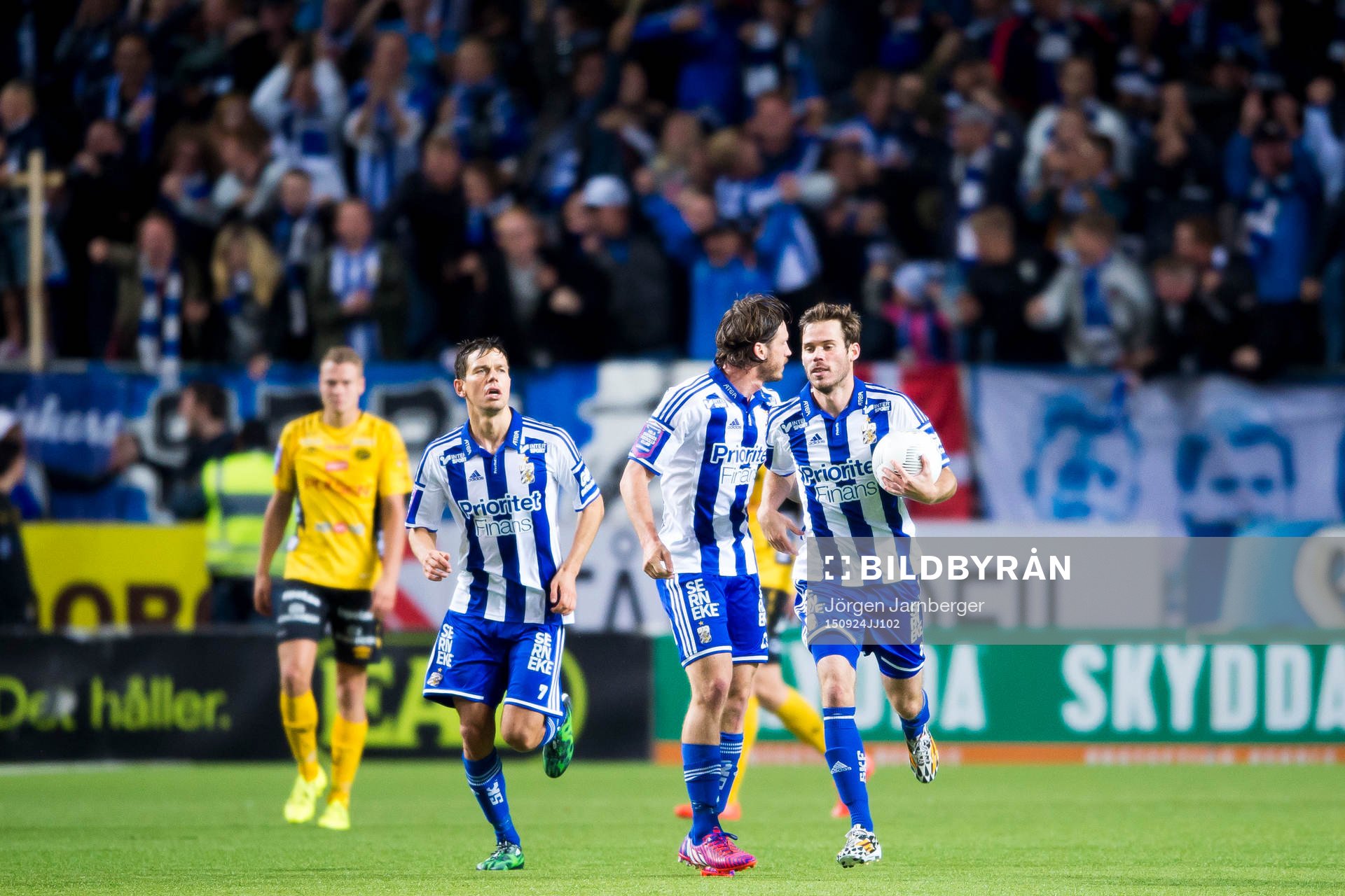 IFK Göteborgs Emil Salomonsson (med boll) har kvitterat