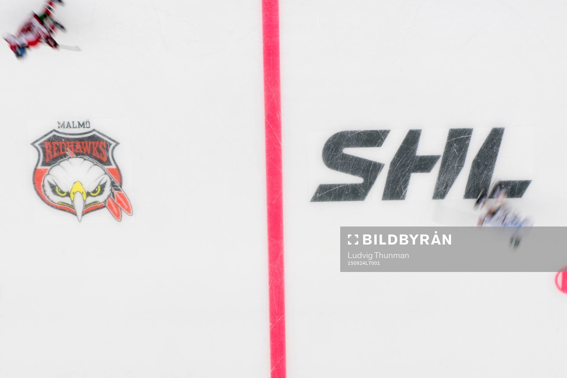 Spelare värmer upp på isen över Malmö Redhawks och SHLs