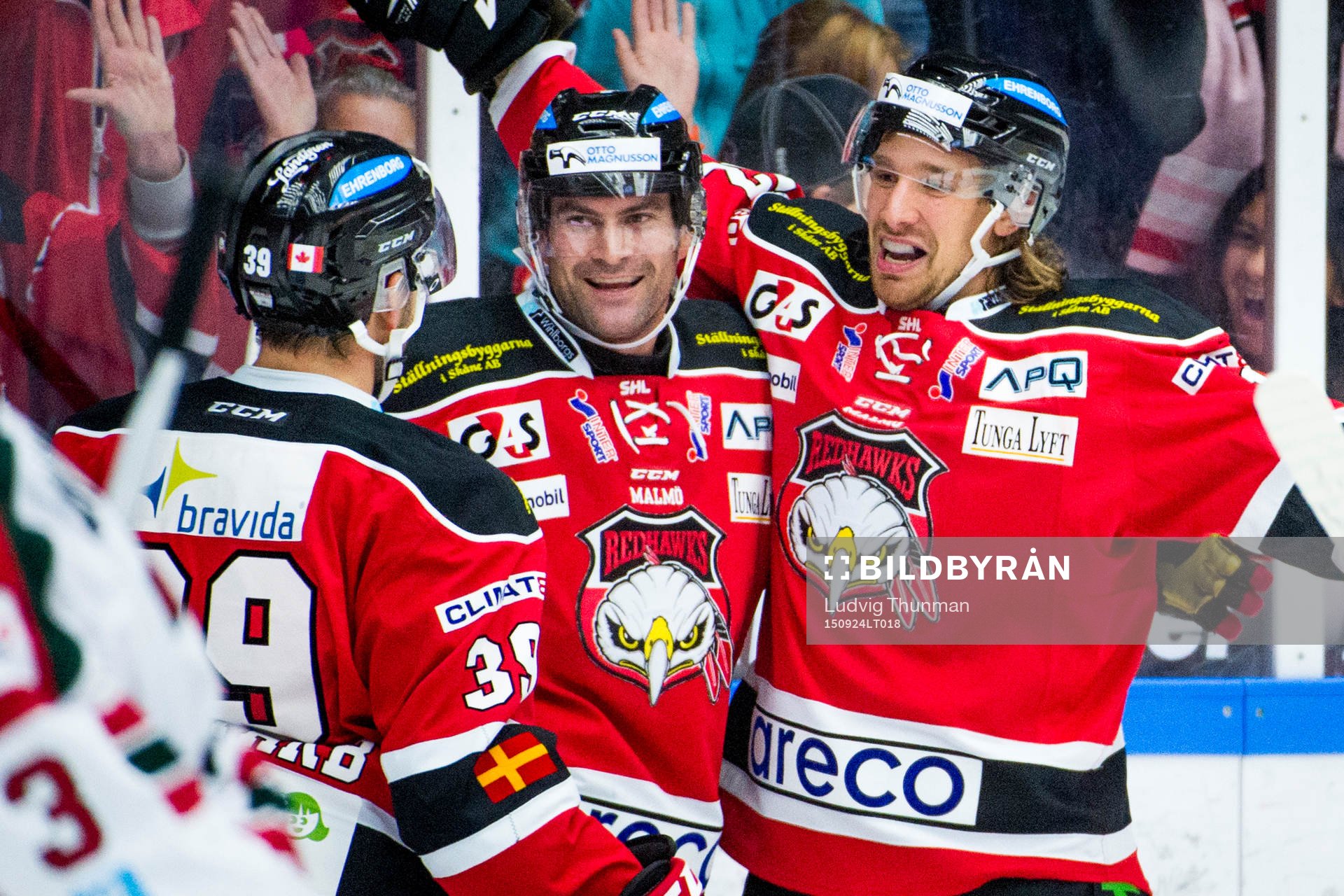 Malmö Redhawks Andreas Thuresson(th) jublar med Kent