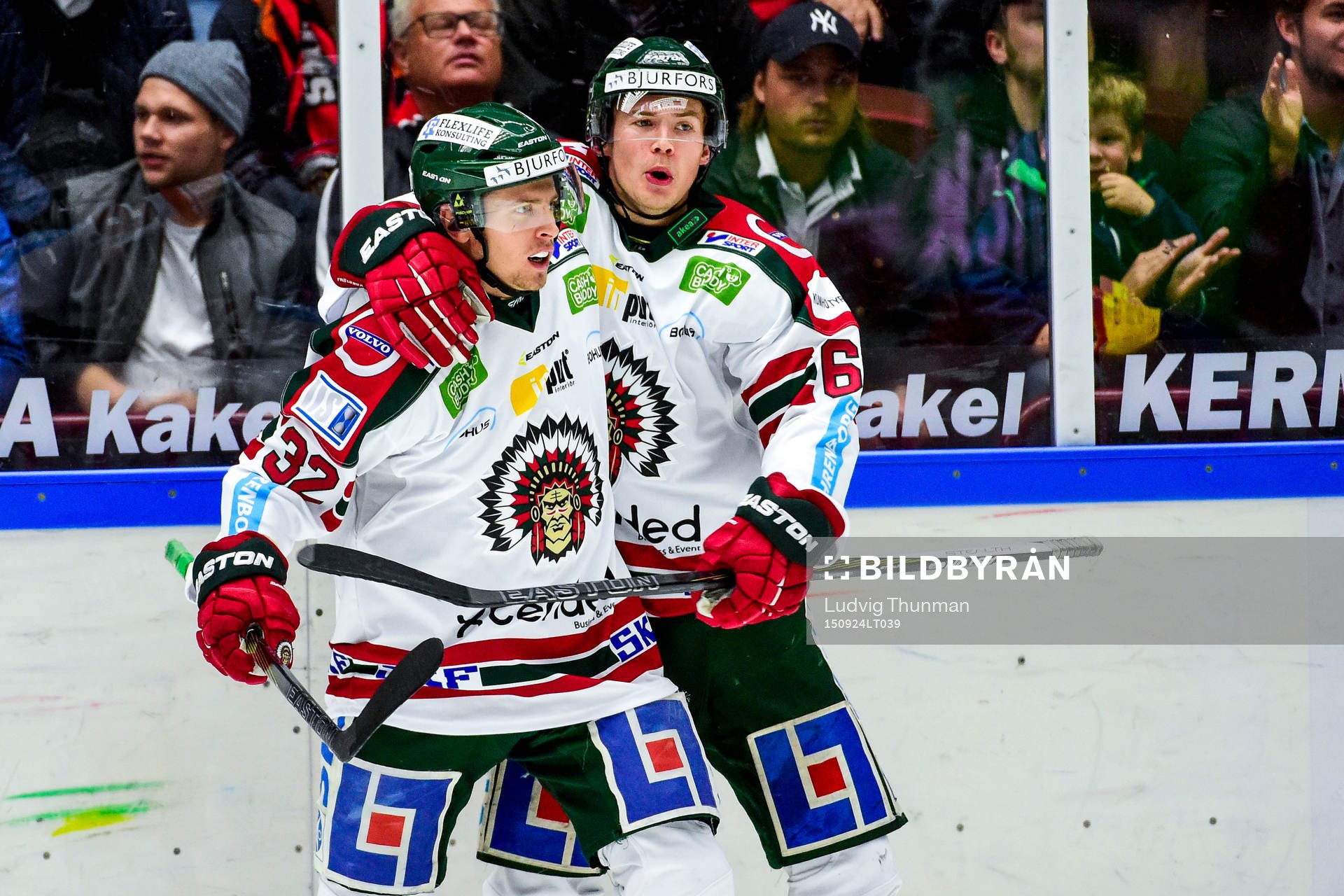 Frölundas Lukas Bengtsson och Oscar Fantenberg jublar