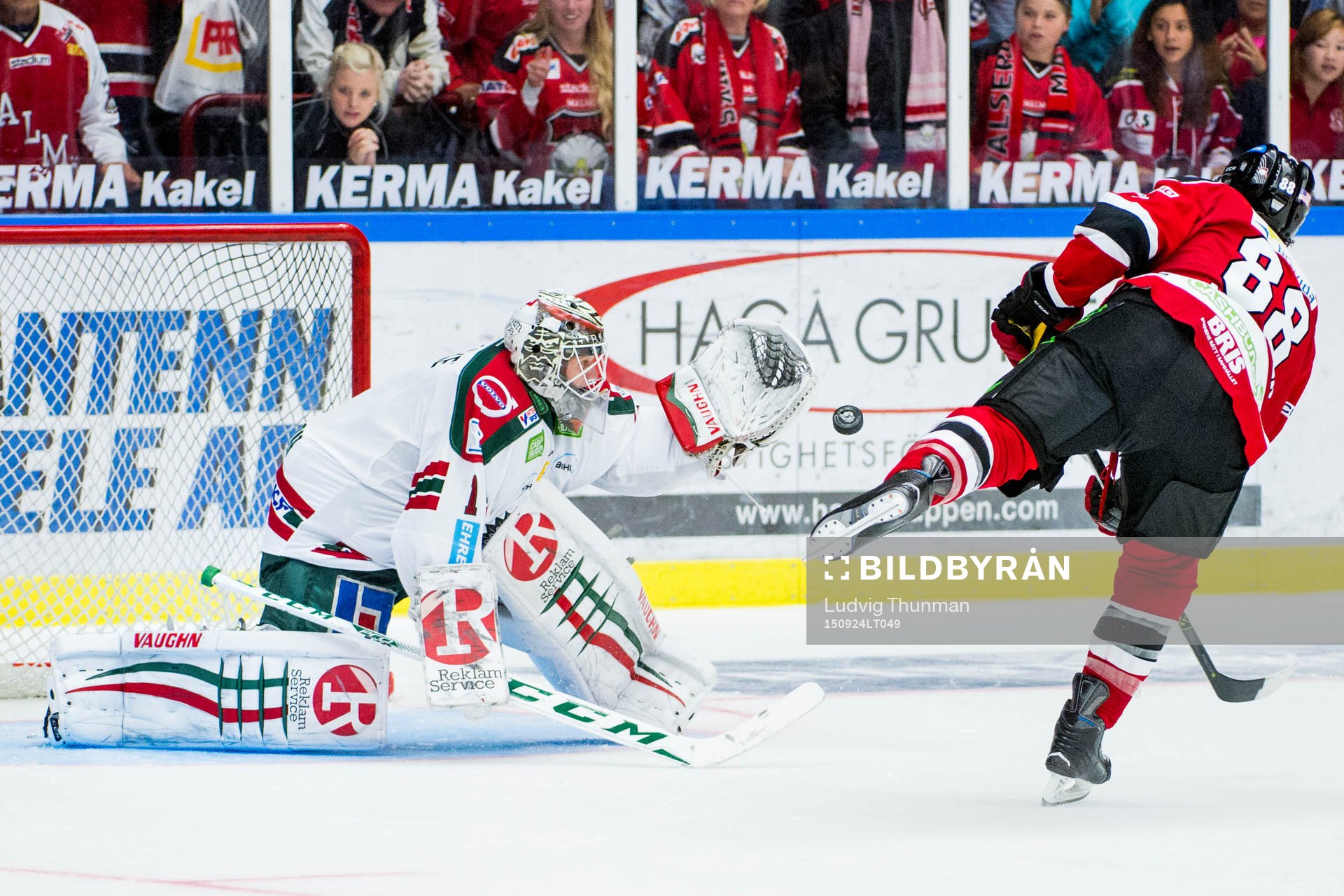 Malmö Redhawks Peter Mueller skjuter mot Frölundas