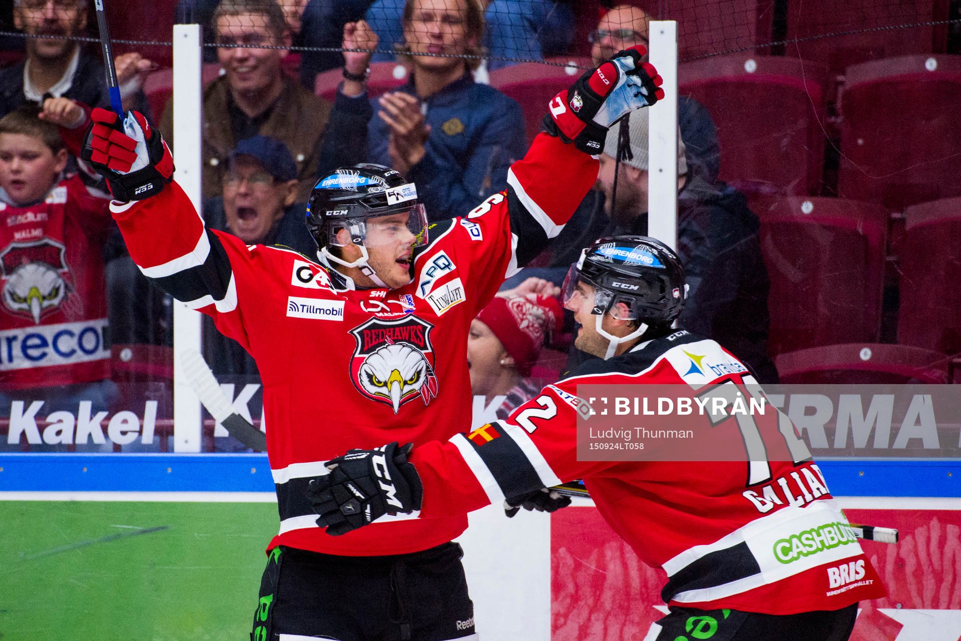 Malmö Redhawks Björn Svensson kramas om av TJ Galiardi