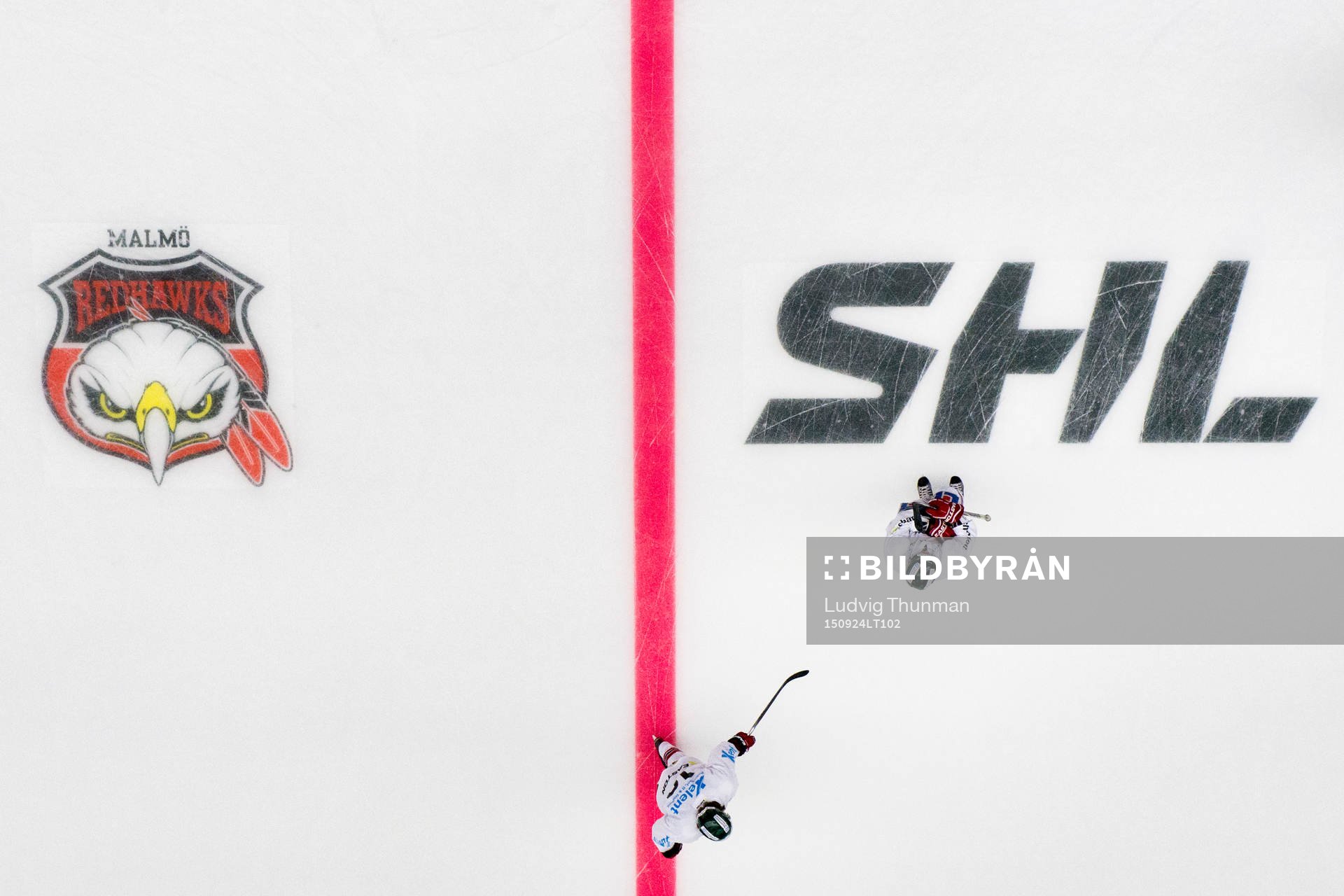 Spelare värmer upp på isen över Malmö Redhawks och SHLs
