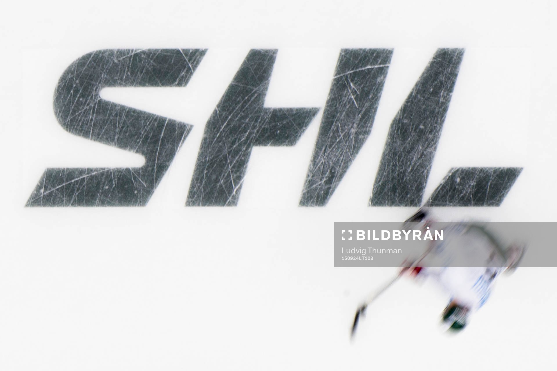 Spelare värmer upp på isen över SHL logotype