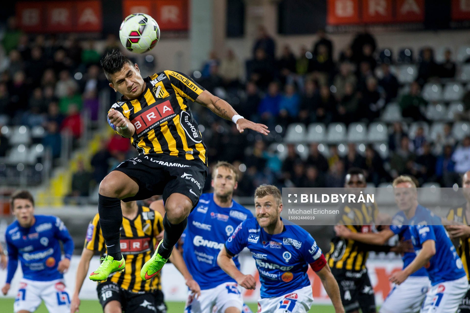 Häckens Paulo De Oliveira nickar på en hörna