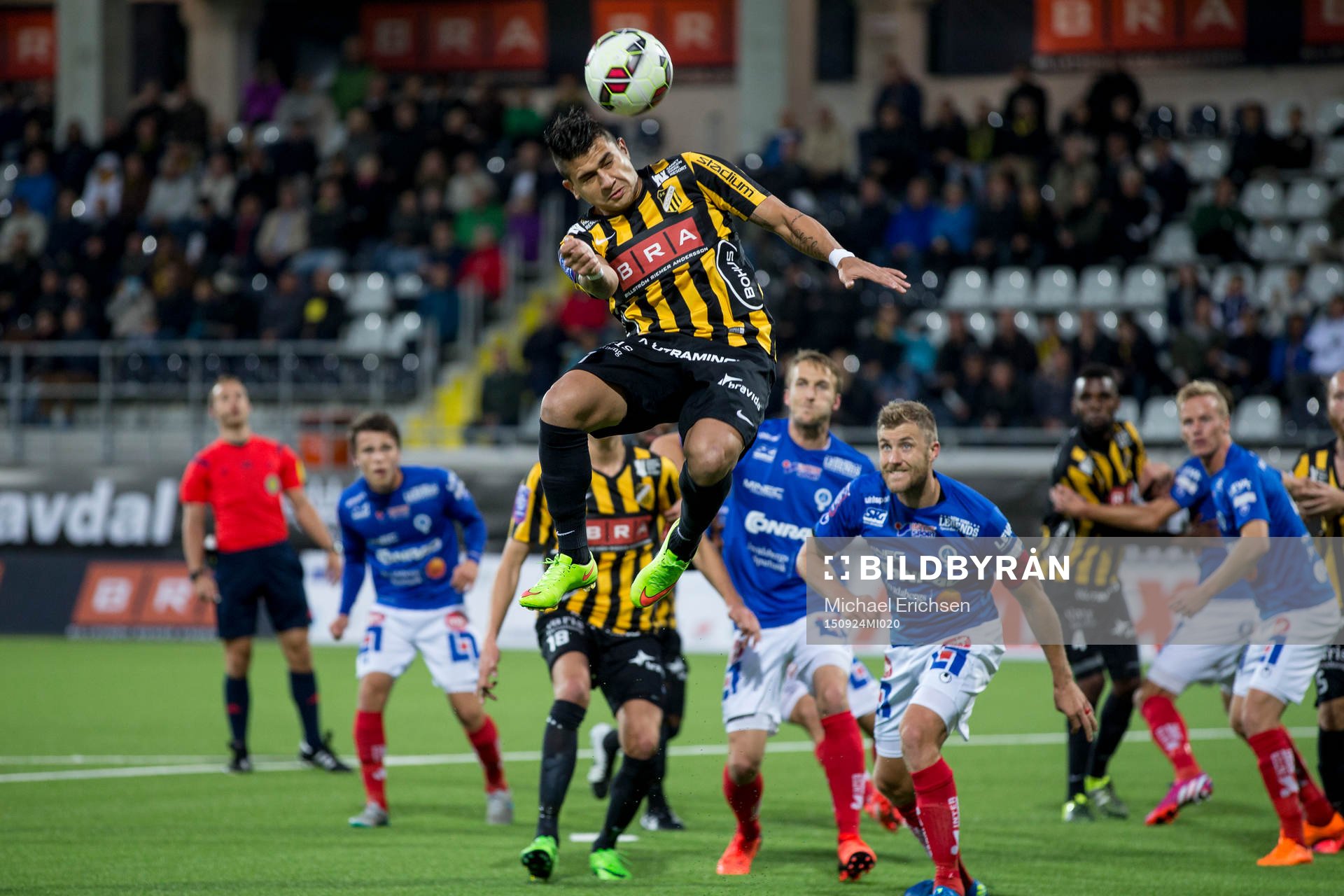 Häckens Paulo De Oliveira nickar på en hörna