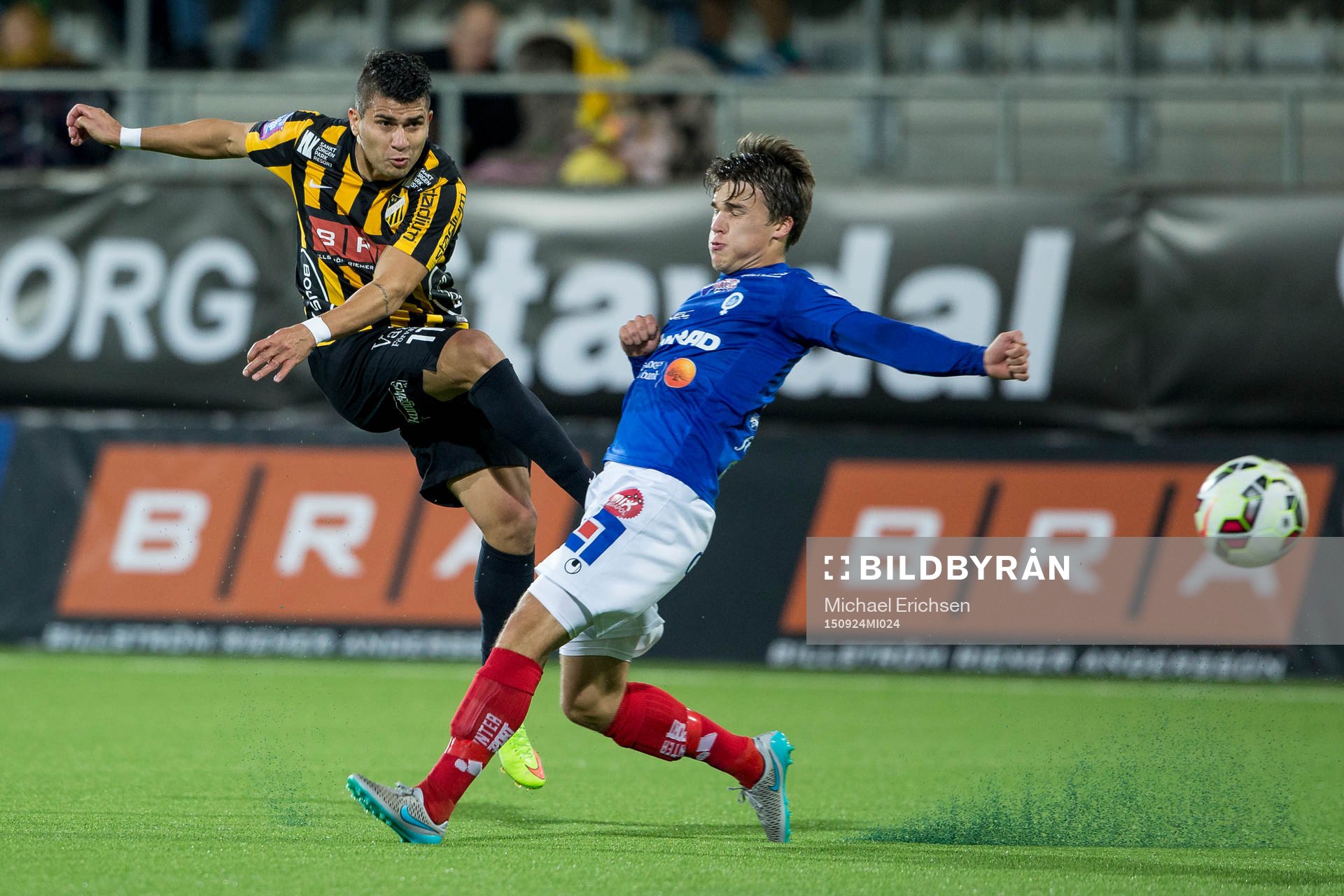 Häckens Paulo De Oliveira skjuter ett skott