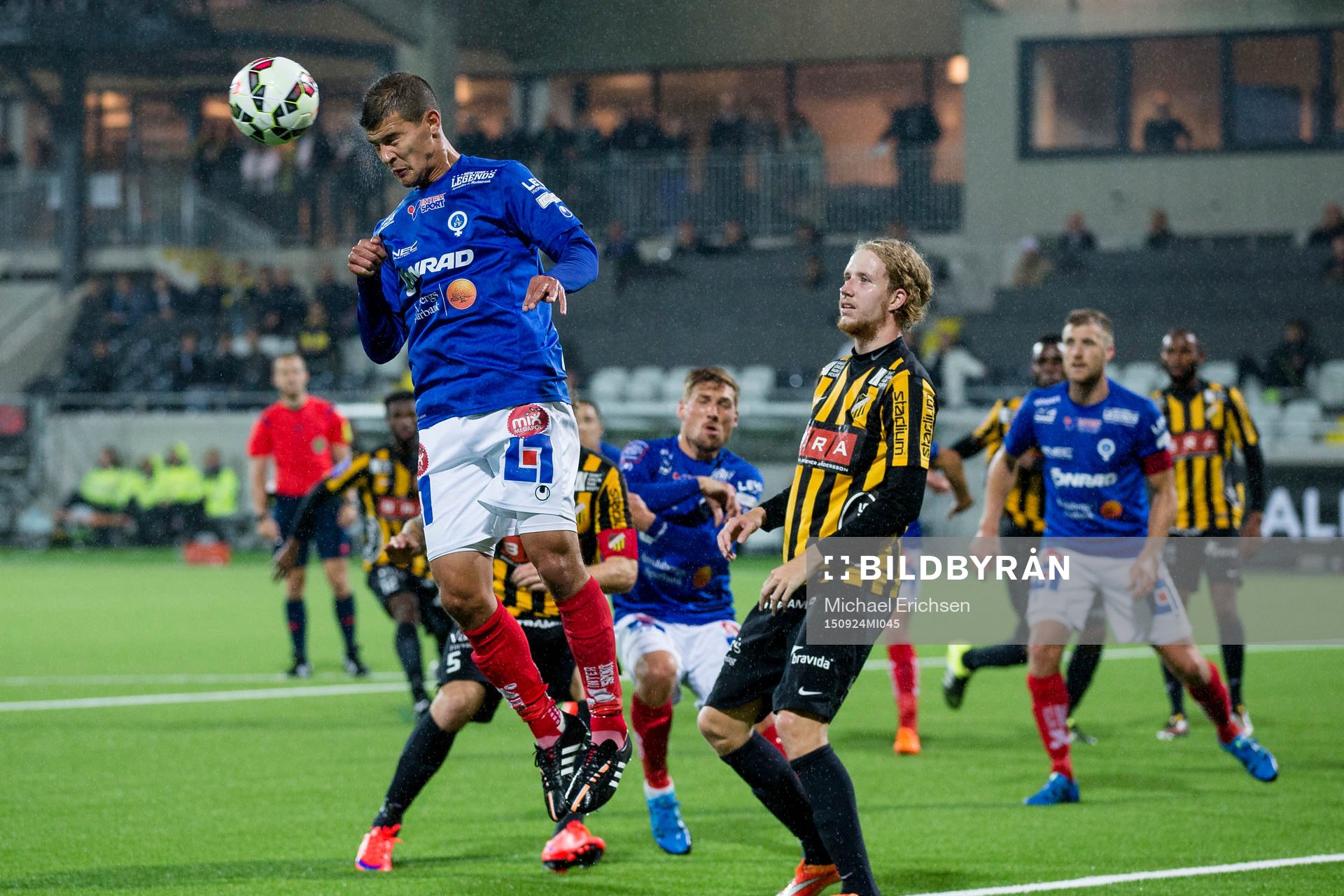 Åtvidabergs Mauricio Albornoz nickar undan bollen före