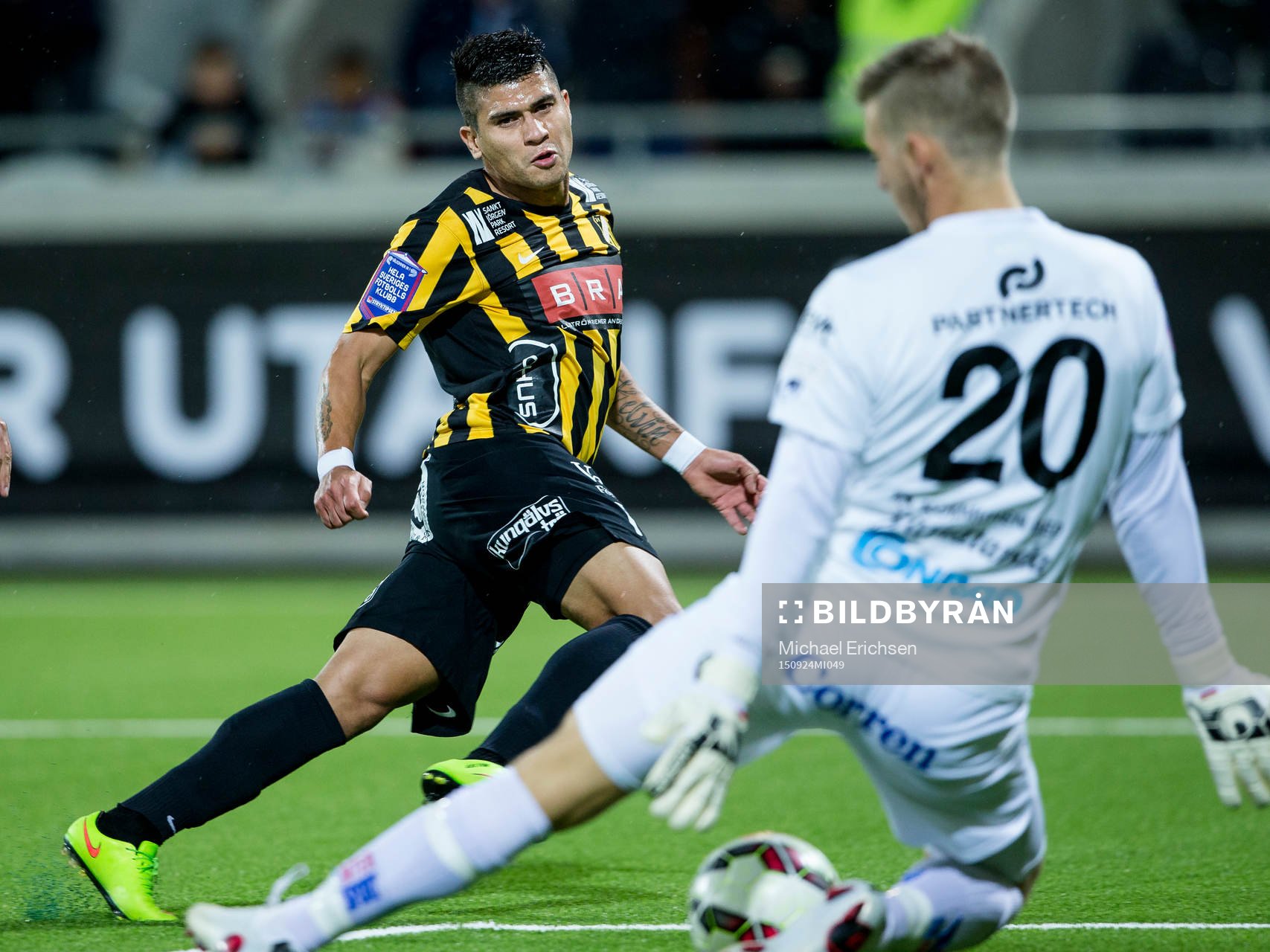 Häckens Paulo De Oliveira skjuter ett skott som Åtvidabergs målvakt Gustav Jansson räddar under fotbollsmatchen i Allsvenskan mellan Häcken och Åtvidaberg den 24 september 2015 i Göteborg.