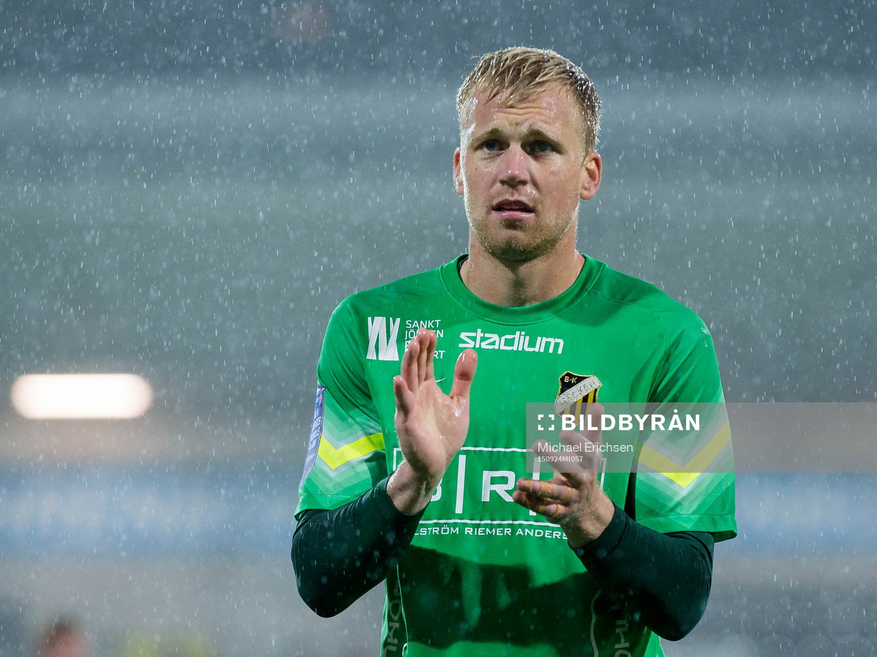 Häckens målvakt Peter Abrahamsson tackar klacken