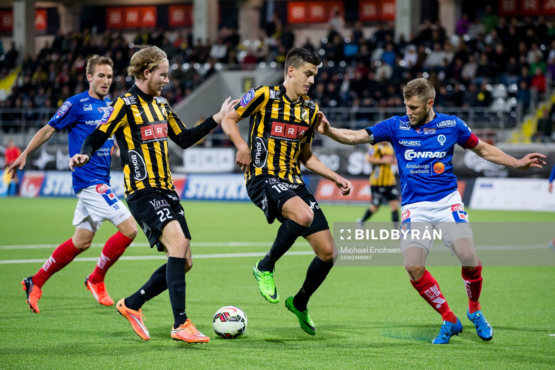 Häckens Alexander Jeremejeff klackar bollen till Samuel Gustafson i kamp med Åtvidabergs Daniel Hallingström under fotbollsmatchen i Allsvenskan mellan Häcken och Åtvidaberg den 24 september 2015 i Göteborg.