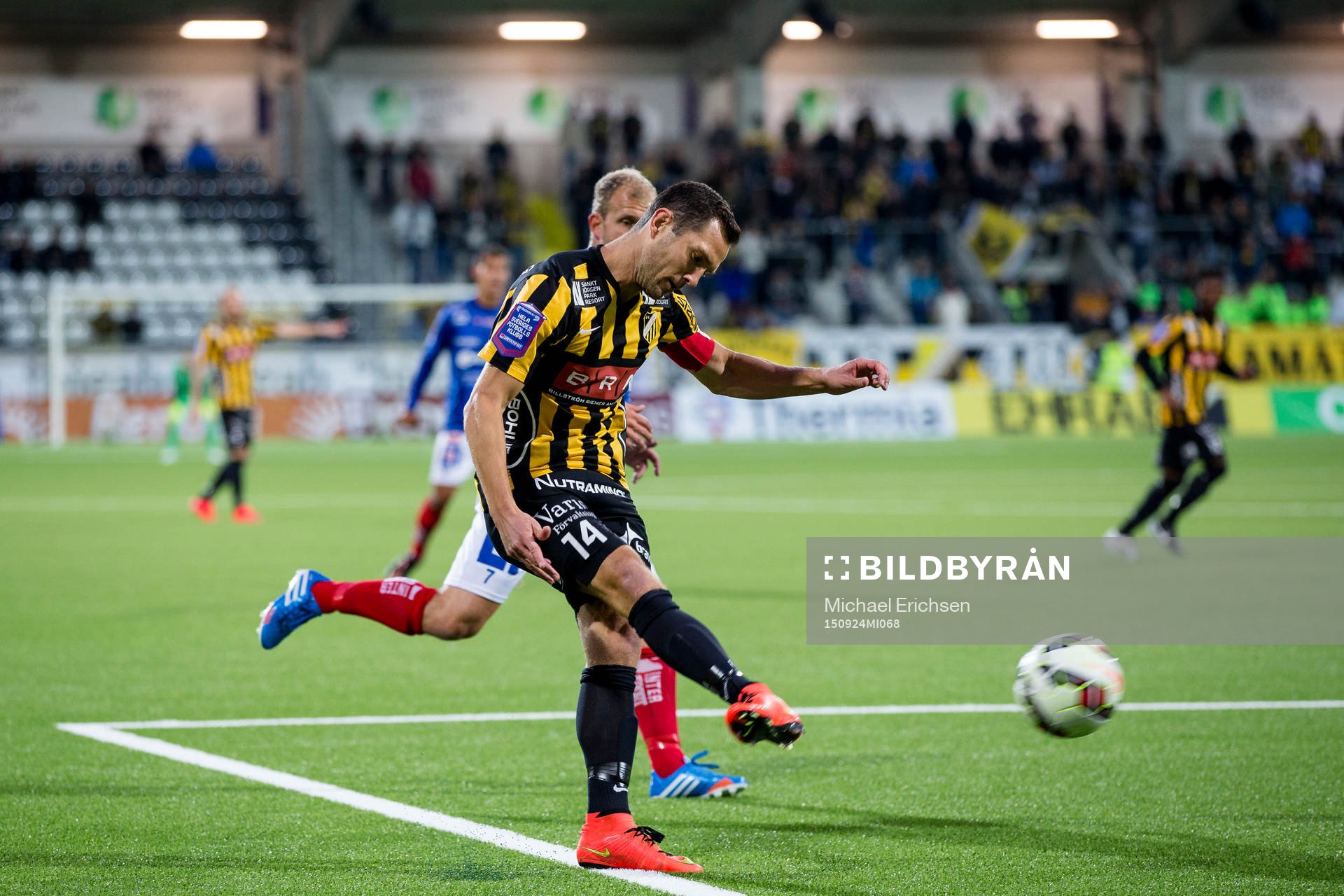 Häckens Martin Ericsson skjuter ett skott