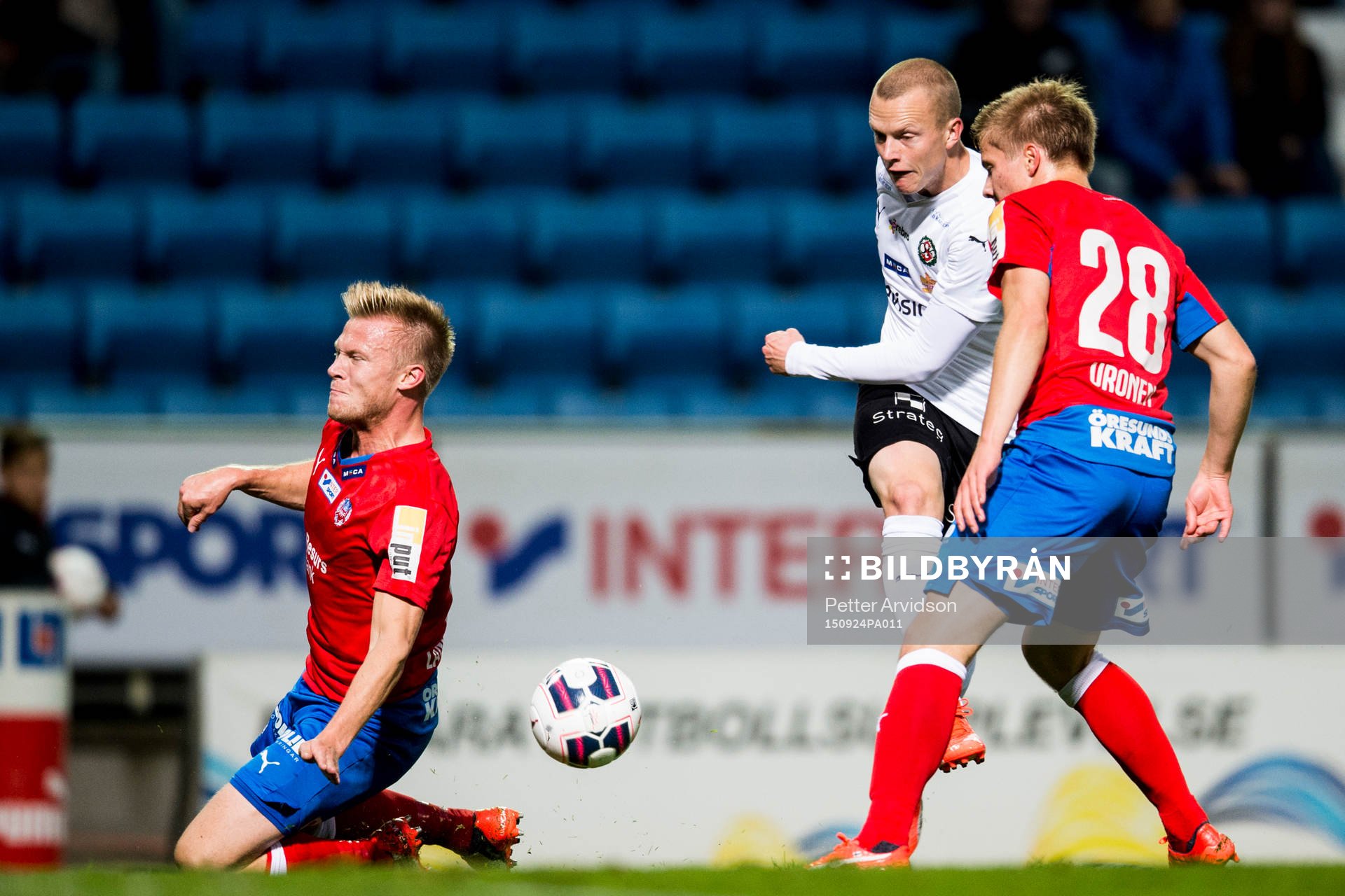 Örebros Daniel Gustavsson testar skott mot Helsingborgs Andreas Landgren och Jere Uronen under fotbollsmatchen i Allsvenskan mellan Helsingborg och Öreborg den 24 september 2015 i Helsingborg.