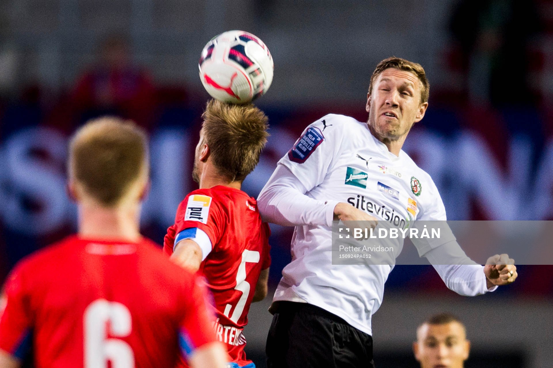 Helsingborgs Johan Mårtensson i nickduell med Örebros