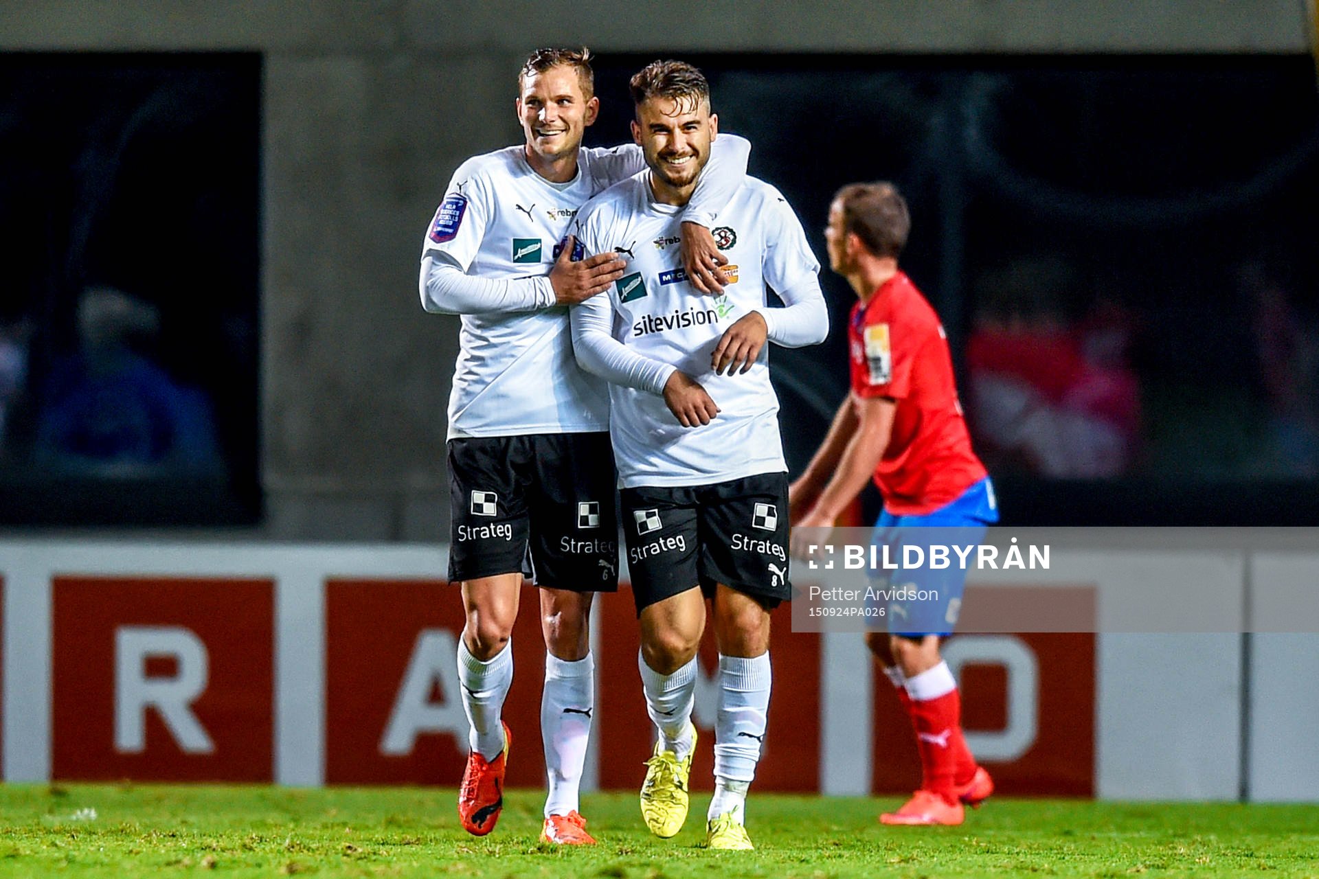 Örebros Astrit Ajdarevic och Robert Åhman Persson jublar