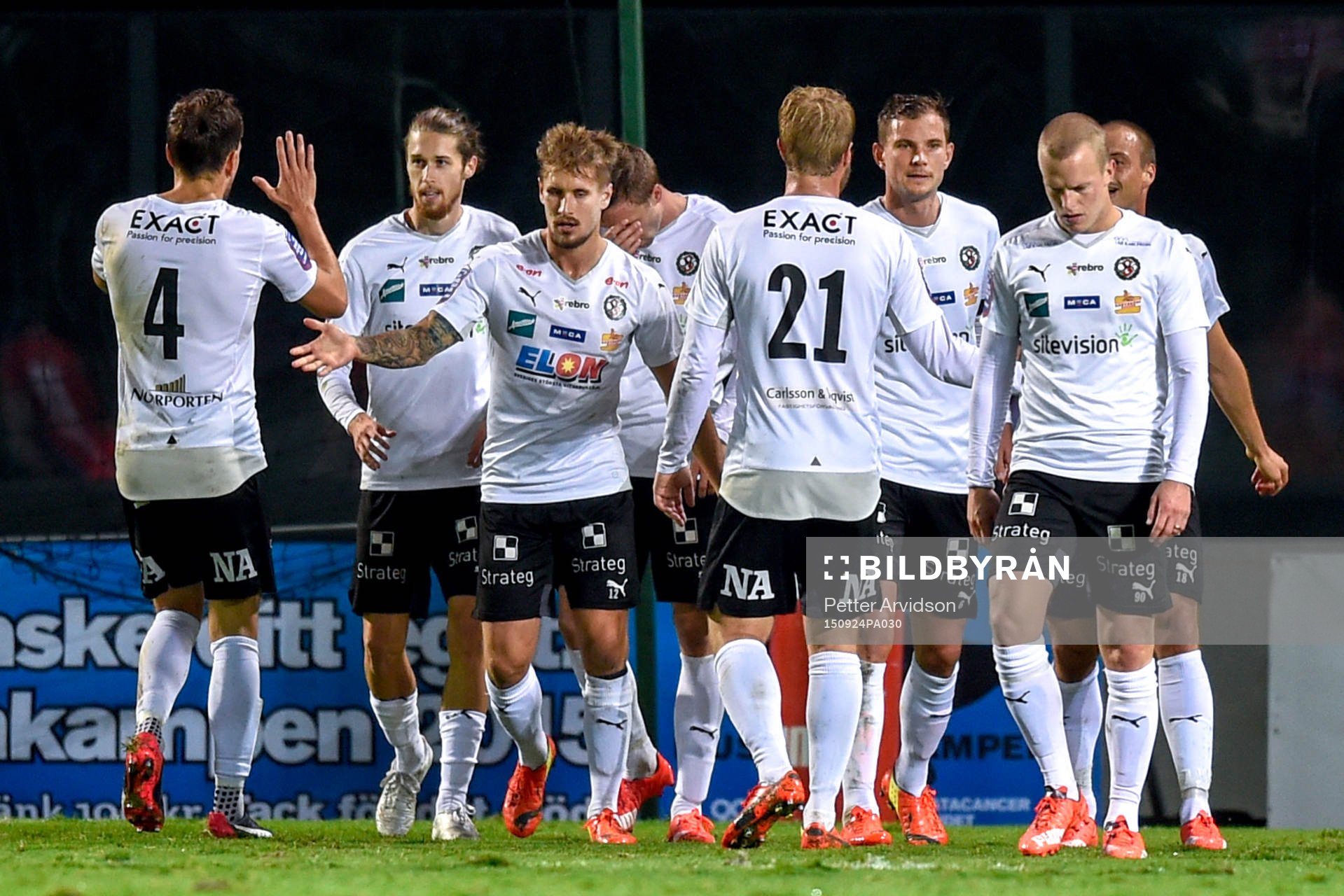 Örebros spelare jublar