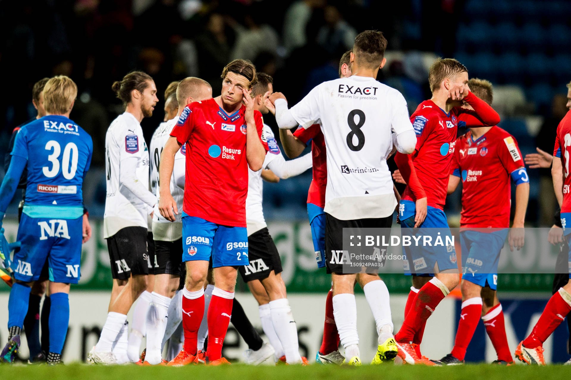 Helsingborgs Carl Johansson deppar när spelarna tackar