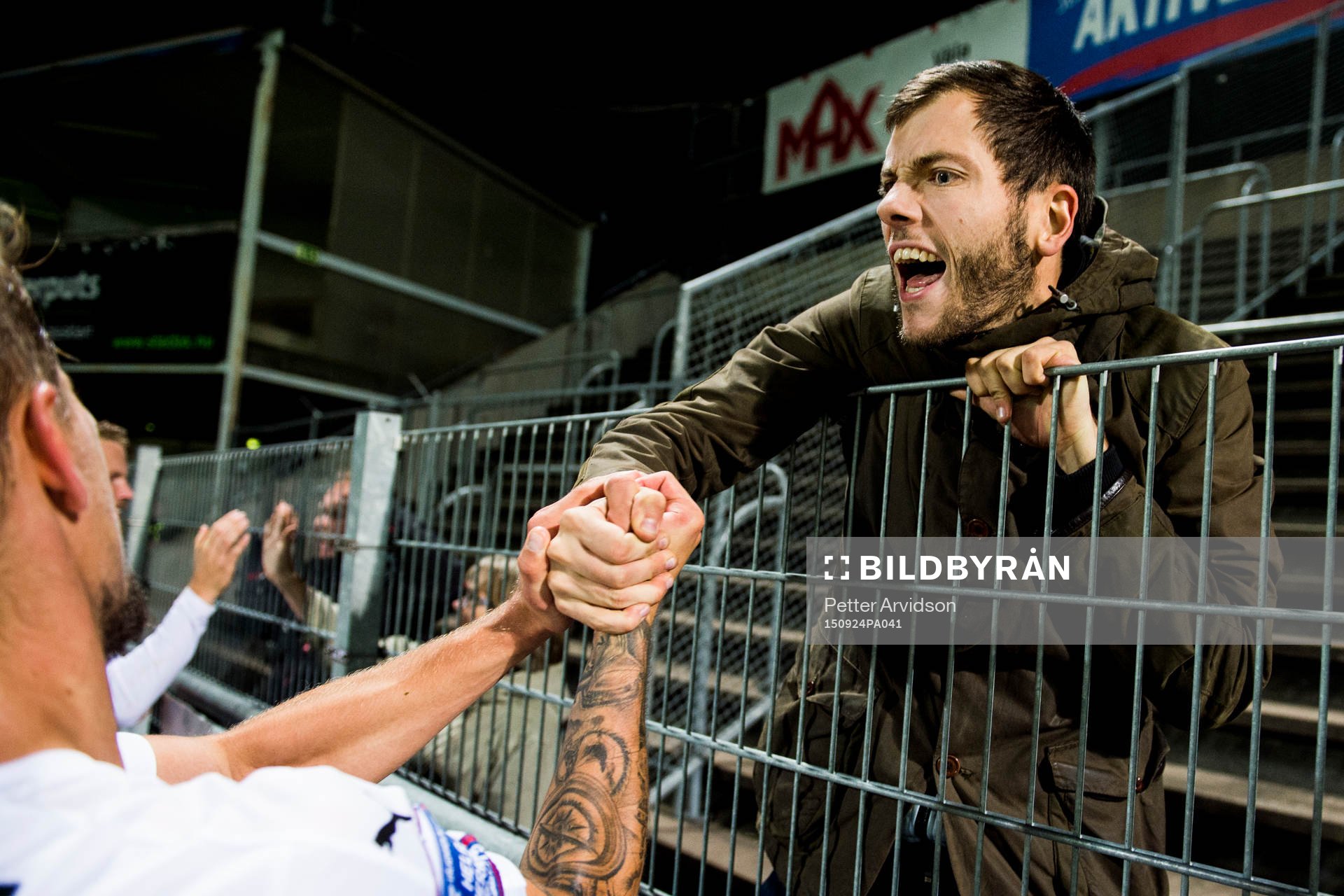 Örebro supporter jublar med en spelare