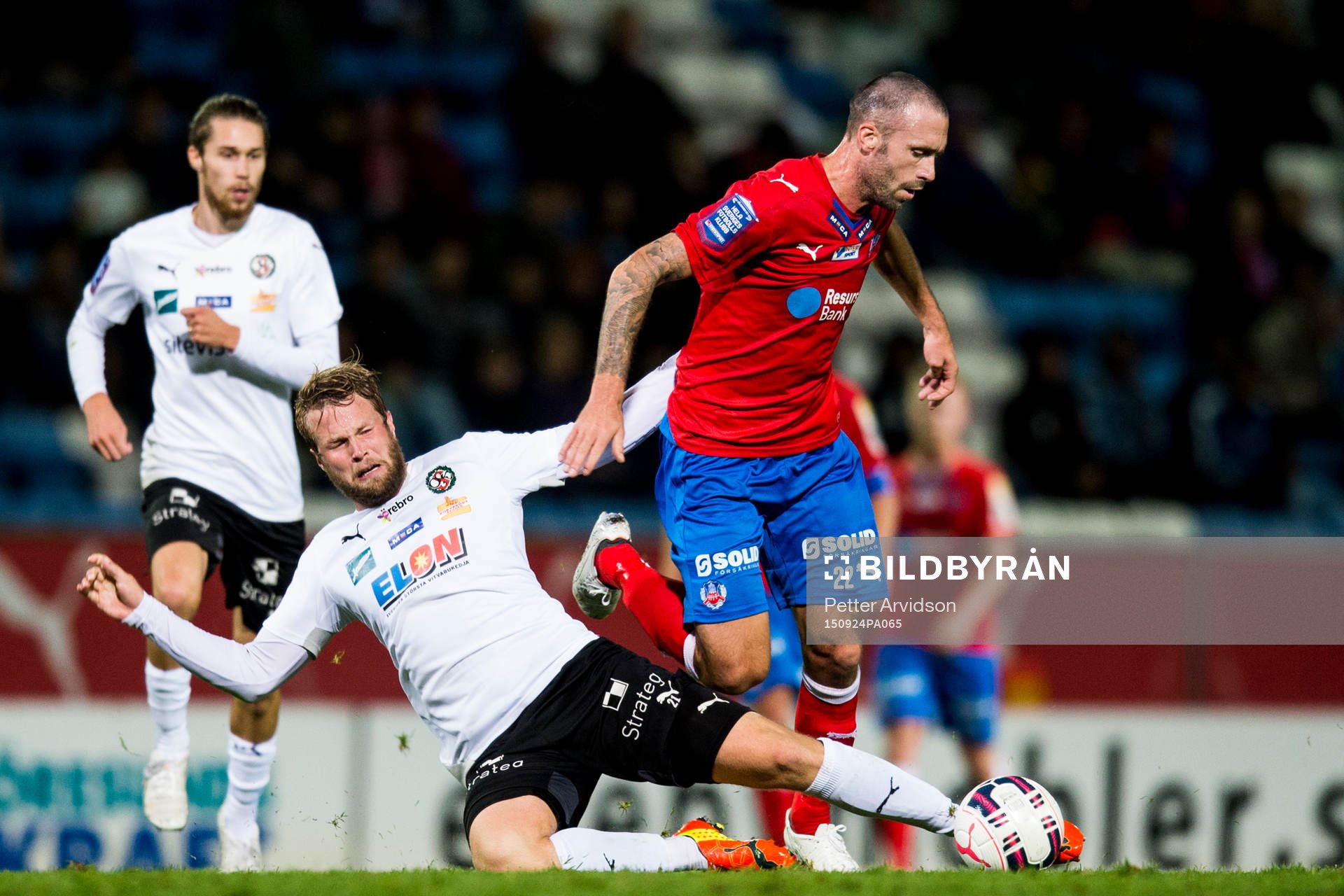 Örebros Christoffer Wiktorsson tacklar mot Helsingborgs
