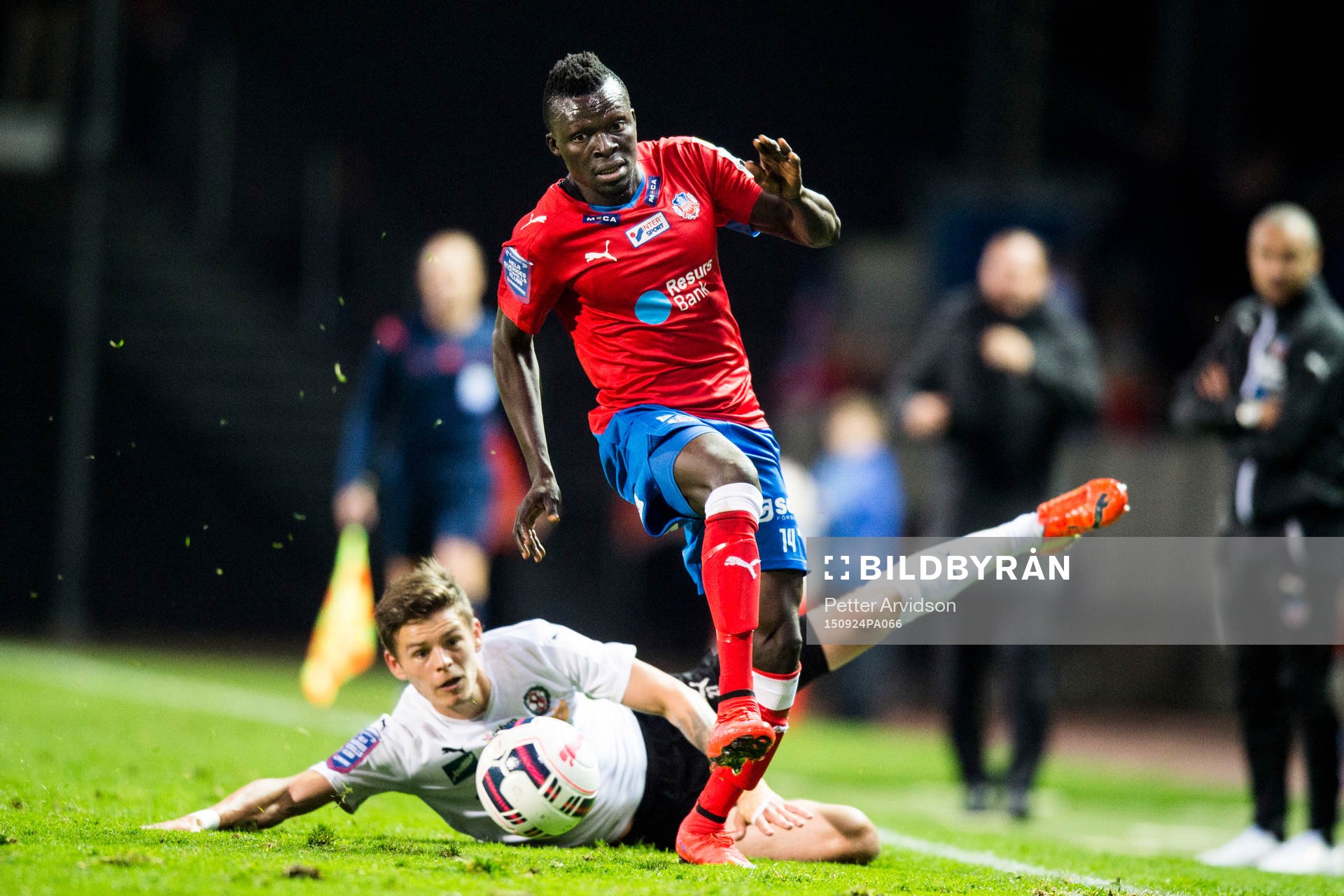 Helsingborgs Lalawélé Atakora och Örebros Eidur Aron Sigurbjörnsson under fotbollsmatchen i Allsvenskan mellan Helsingborg och Öreborg den 24 september 2015 i Helsingborg.