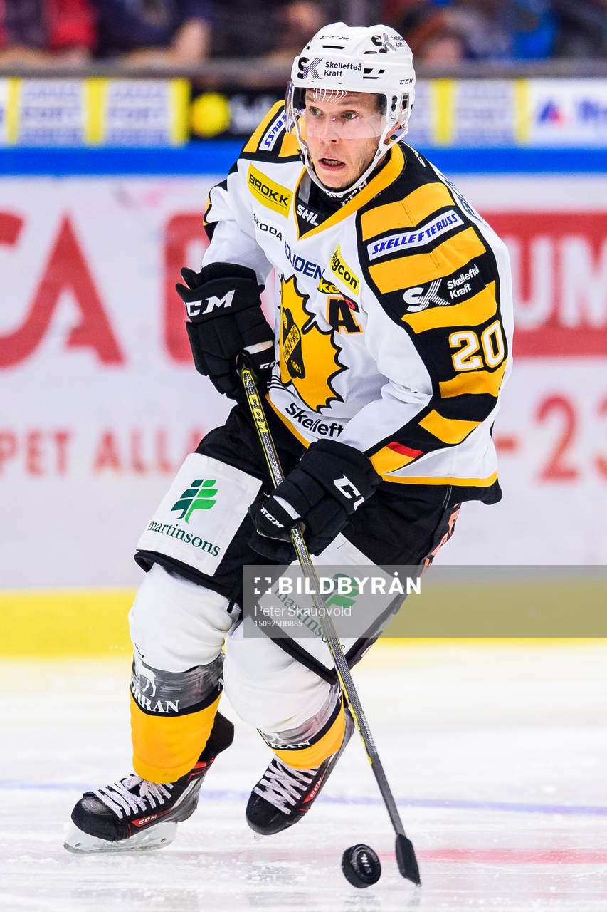 Skellefteås Erik Forssell med pucken