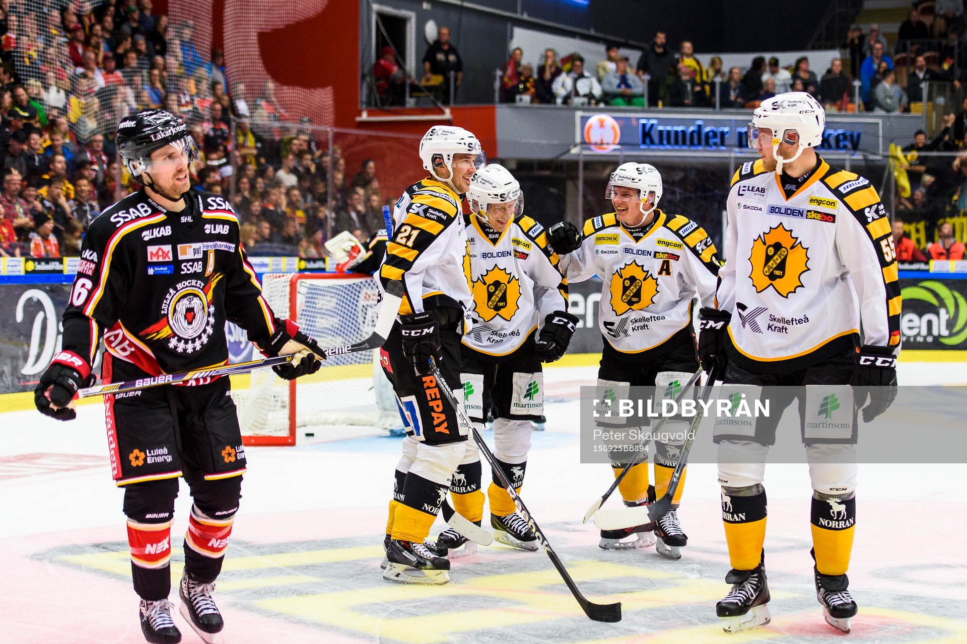 Skellefteå spelarna firar 3-1 målet