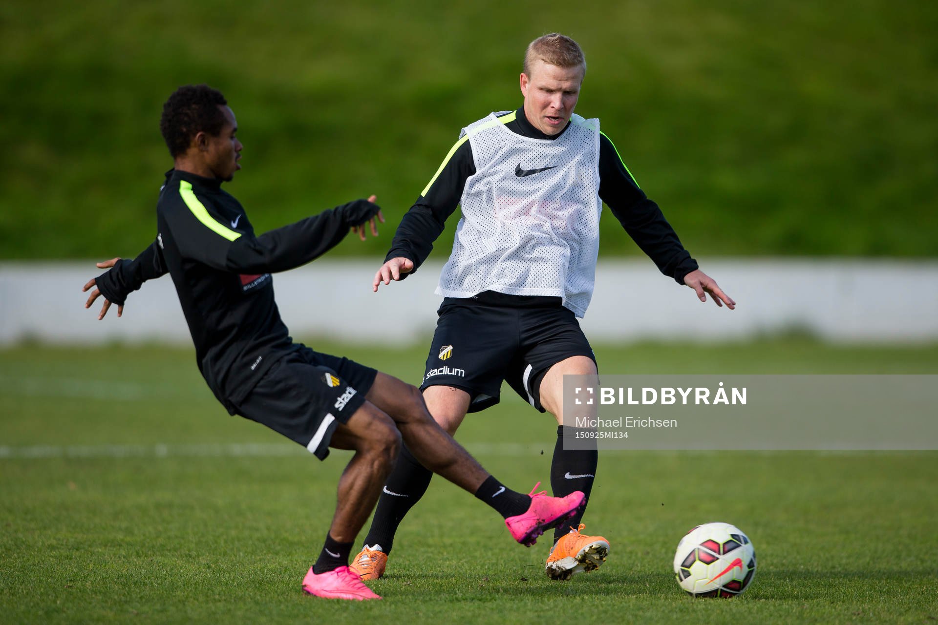 Häckens Nasiru Mohammed med bollen mot försvarande David Frölund under en fotbollsträning med BK Häcken den 25 september 2015 i Göteborg.