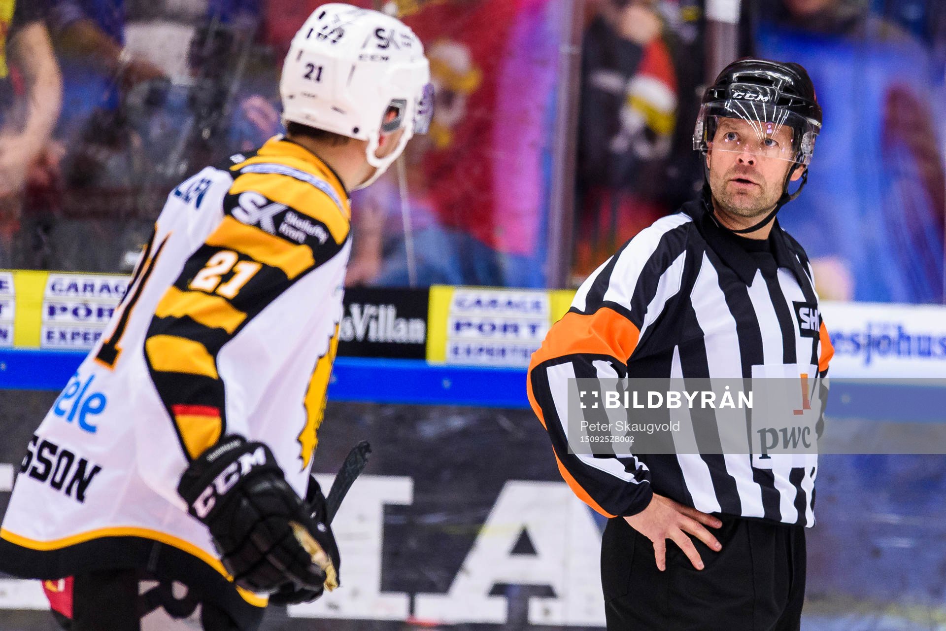 Domare Patrik Sjöberg pratar med Skellefteås Jimmie