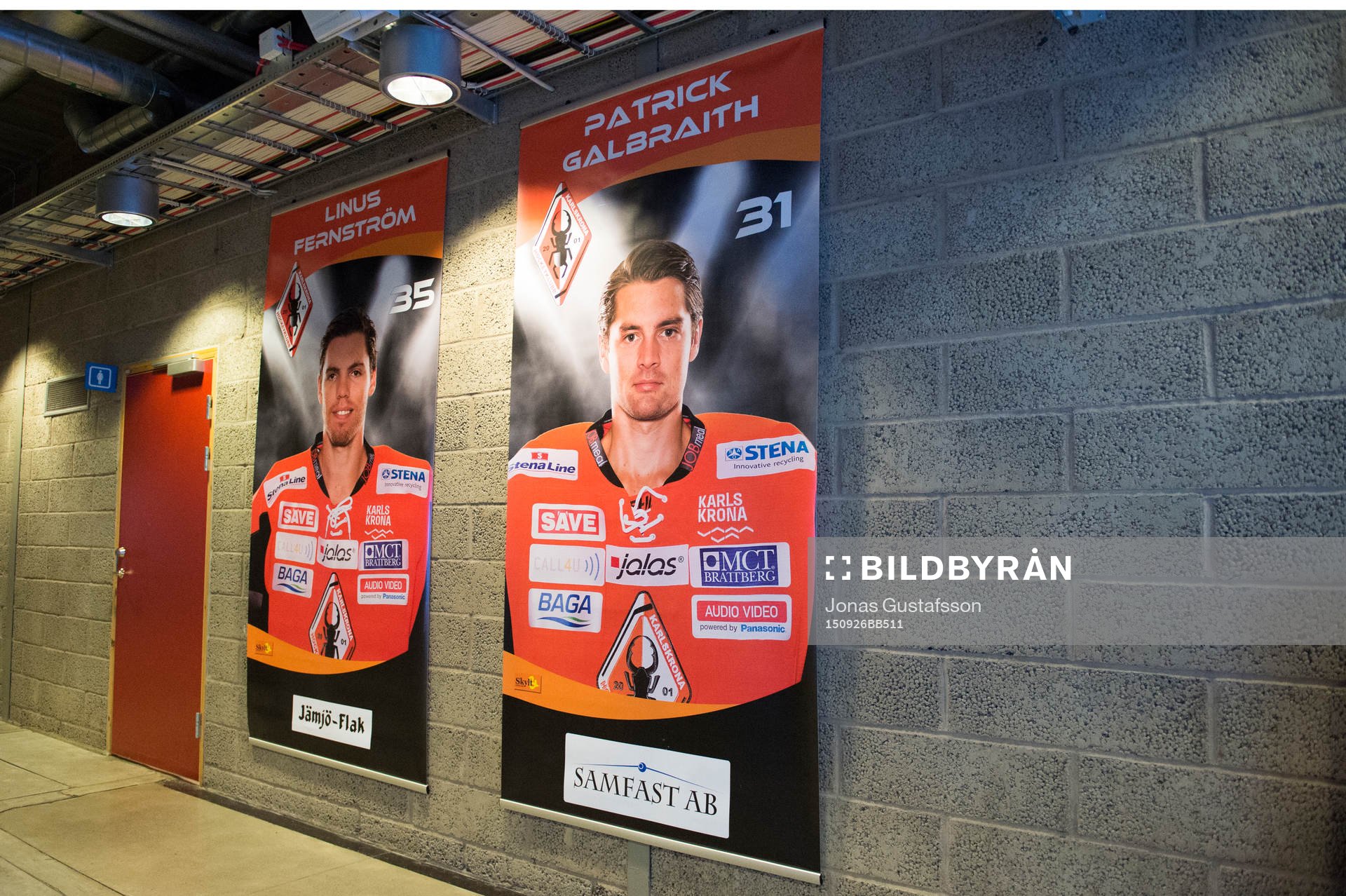 Vepor med spelare innan ishockeymatchen i SHL mellan