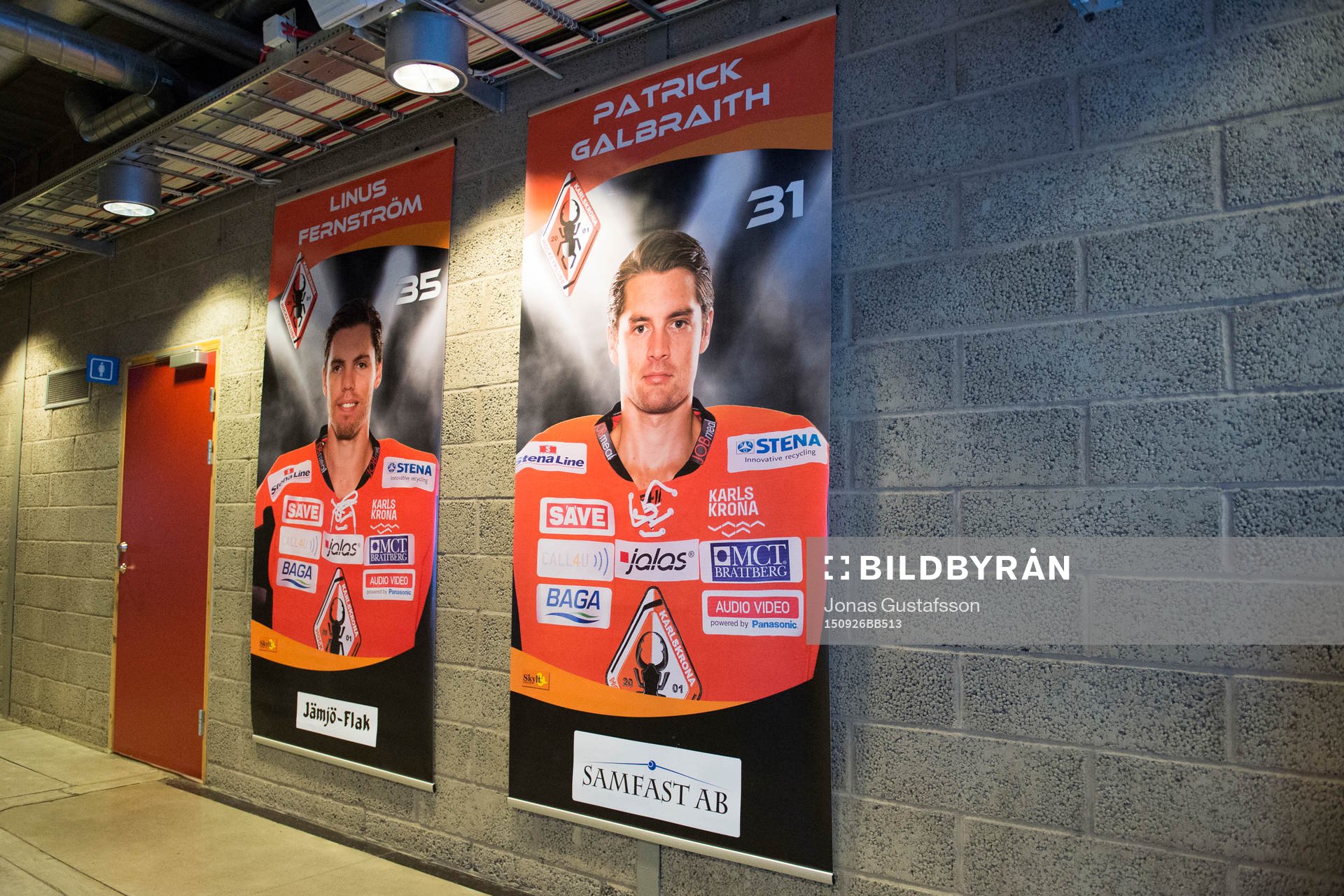Vepor med spelare innan ishockeymatchen i SHL mellan